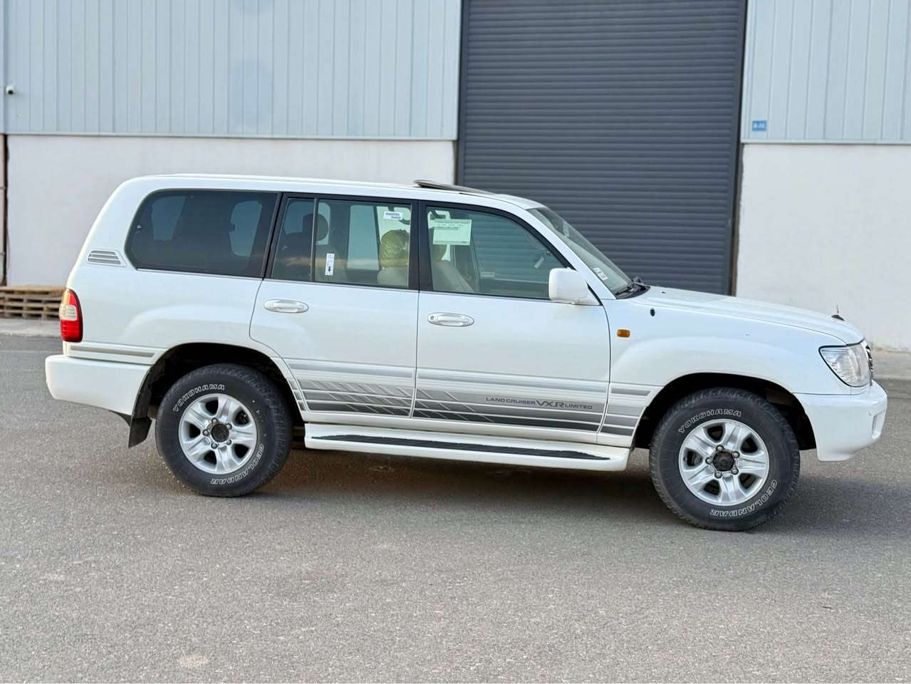 سەرەتا بەناوی خوداتۆیۆتا لاندکرۆزەر مۆدیل ٢٠٠٧ 
مواسفات ليگزز Vxr ی 8 پستۆن 
سەیارەکە قەپات قەپات مواسفاتى جه گ و وينجه 
سلاید ناوزەرد تۆماتیک دیفلۆک شاشە ليگزز سى  ریز کوشن ناو فۆرمیکا سەلاجەگيچ زينون  زۆر مواسفاتی تر سەیارەکە رەقەم یەک جوان و خاوێنە نمونەی جوان و خاوێنیە بى بوياغ بى ته عديل ته نها ٤ په نجه كارتيكى بچوكى هه يه  ماباقی هیچی پێوە نیە هيچ مواسه فاتيك نيه تياى نه بيت و ئيش نه كات فول فوله زۆر رێک و خاوێنە حسابى سفرى بوبكه گیر و مەکینە و اکسل بەشەرتە سه نه وى و ره قه مو ژينگه ى هه موى نوييه ره قه م هه وليره 
سعری 246  وەرەقە و مه جاليكى برايانه 
*********** 
vaibar +watsapp كويسينجاك, أربيل

