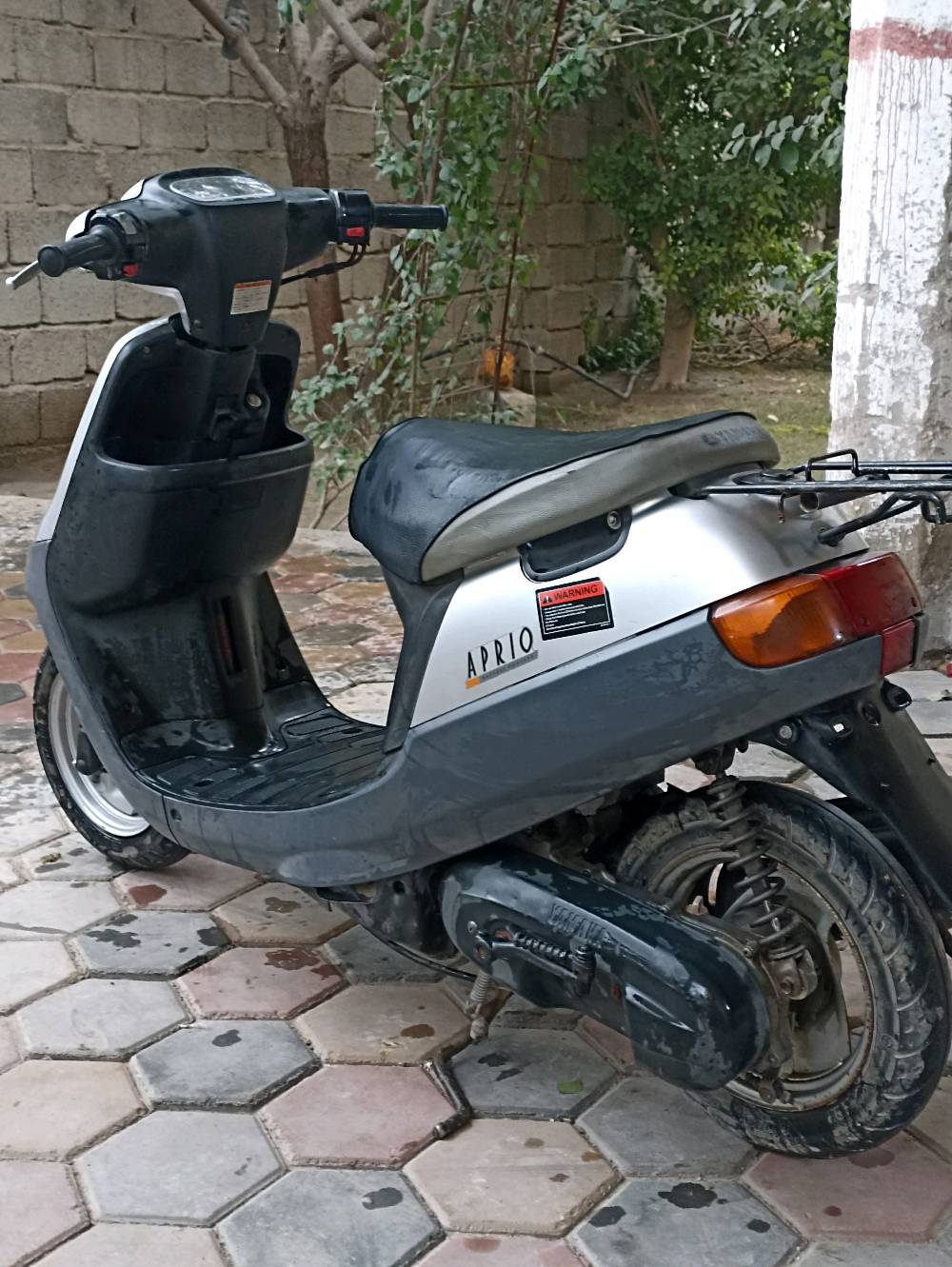 للبيع سكوتر ياماها أبريو لون فضي في حالة جيدة. تم الحفاظ عليه بشكل جيد ومثالي للاستخدام داخل المدينة. السكوتر موثوق ويوفر راحة كبيرة في القيادة. لمزيد من المعلومات، لا تتردد في الاتصال.