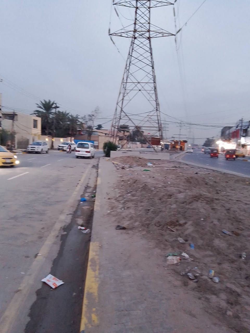 السلام عليكم قطعة أرض للبيع حاليا جملون اومخزن المساحة 180 متر واجهة 9 نزال 20على شارع تجاري شارع حي البساتين شارع احمد الوائلي جان متأجر بمليون ونص تريد تأجره اوتستثمره  اوترهم بناية للاستفسار اكثر الاتصال ***********
