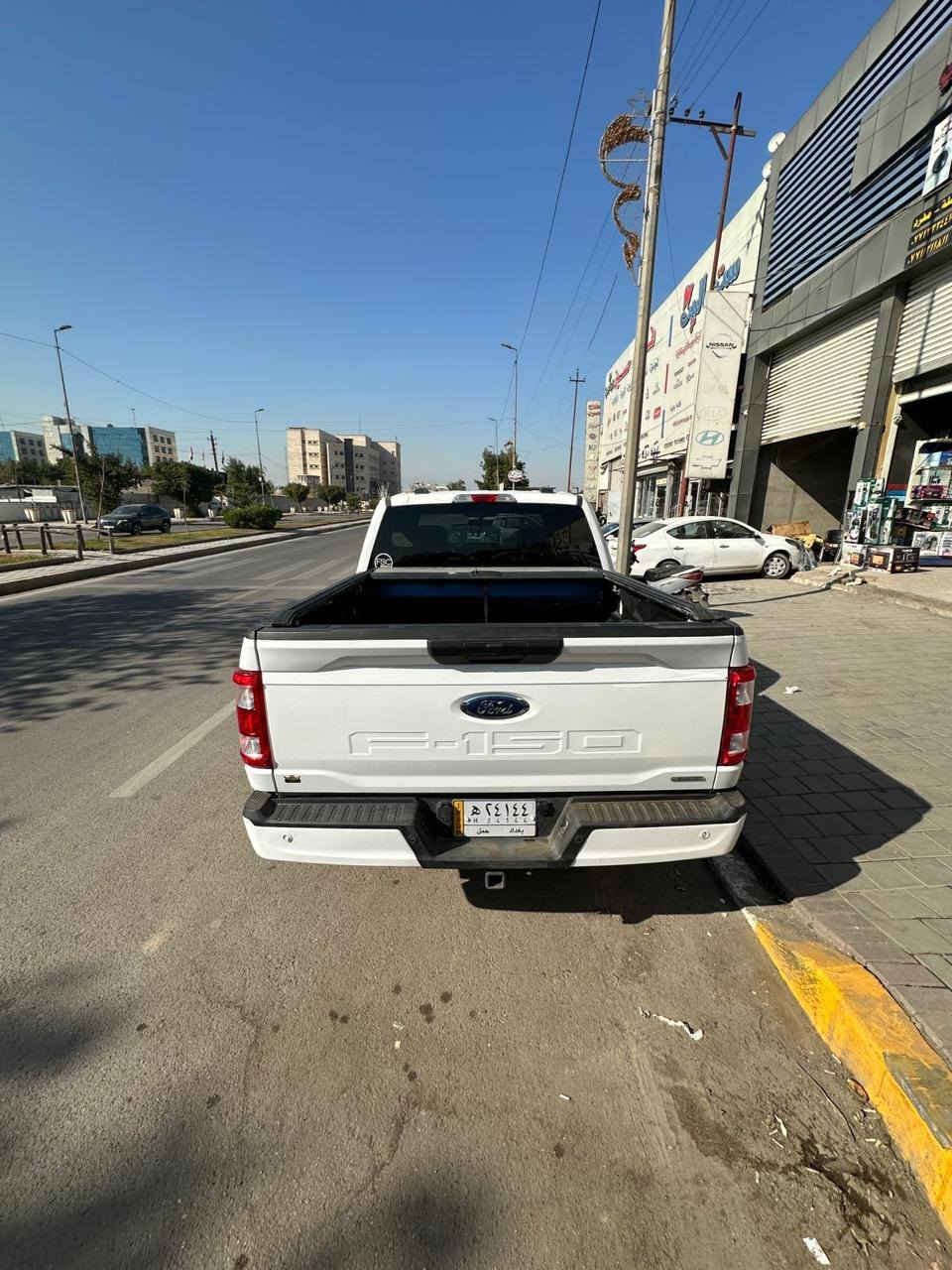 السلام عليكم ورحمة الله وبركاته 
من رخصة الأدمن المحترم 
فورد اف 150 موديل 2021
Ford F-150
رقم بغداد بأسمي 
6 سلندر 3.5L دبل توربو 
فور ويل 4×4
ماشيه 35 الف ميل 
باب طويل بدي قصير المرغوب 
لايت زينون 
شاشة وكاميرا خلفي 
حساسات خلفيه 
رادارات جانبية 
حادثها باب خلف السائق وشويه بالهلال الخلفي فقط 
مثل ما موضحه بالصور وباقي بدي السيارة
 كله كفاله عامه من كلشي على وضع الشركة وجديده جدآ كل نقص ما بيه 
معروضه 235 وبيه مجال بسيط 
مكان السيارة بغداد شارع فلسطين 
رقم الهاتف ***********
