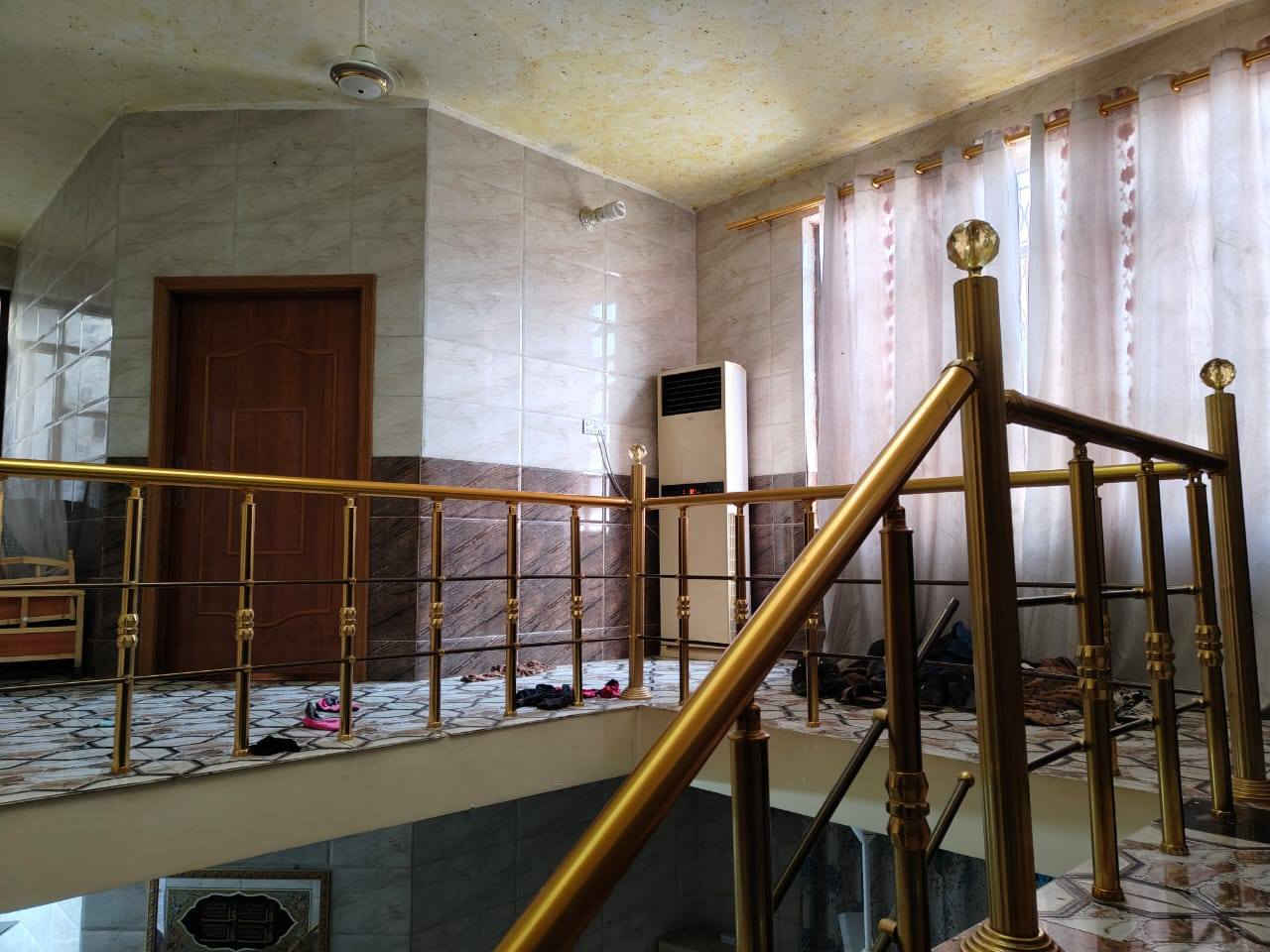 سلام عليكم
بيت مساحته 200متر على شارع تجاري بناء جديد يحتوي على 4غرف نوم مطبخ صحيات استقبال حولي عنوان البيت بغداد ابو غريب النصر وسلام مقابيل شركه الفارس السعر البيت ولا اثاث 240 مليون بدون الاثاث 230 مليون رقم تلفون ***********
