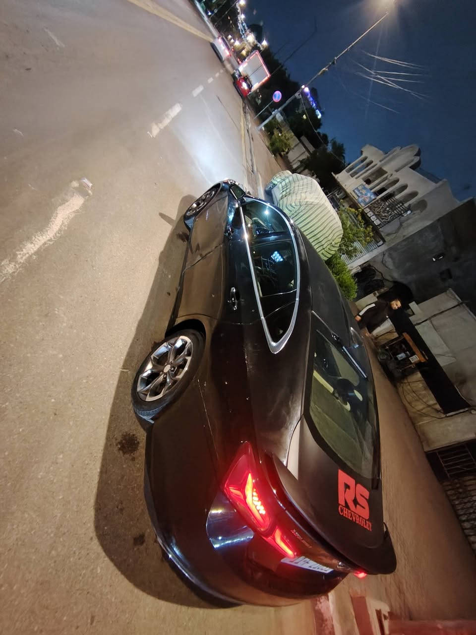 للبيع: شفروليه ماليبو RS موديل 2019 (الرياضية)
​القوة والميكانيك:
​المحرك: توربو (عزم قوي واقتصادي).
​الجير: أوتوماتيك اعتيادي (ATF) 6 سرعات (المرغوب والاعتمادي).
​الإدامة: تخم تاير جديد صاله  (شهر)، باتري أصلي، تبريد ثلج، جاهزة من كلشي.
​اللمسة الخارجية
​التعديل:( بنيد + قمارة + صندق + جناح) (أسود طافي Matte Black).
​الإضافات: وشم (Tattoo) رياضي مميز على البدي.
​الويل: رينج 18 انش RS الأصلي مع دبل صالنصة كروم بلادي.
​المواصفات والرفاهية:
​التشغيل: بصمة تشغيل + تشغيل عن بعد + بصمة أبواب.
​الشاشة: شاشة كبيرة (CarPlay / Android Auto) + كاميرا خلفية دوارة.
​التحكم: ستيرن (RS)، مثبت سرعة، كرسي السائق كهرباء.
​حالة البدي والتقرير:
​الحادث: (Vandalism) تخريب صبغ فقط ابيع عام - بدون بجم، بدون لغد، بدون دواخل نهائياً. 
​ملاحظة: الكشر فيه طخات بالصفاح مصلح قسم منها (كلشي موضح بصور الحادث والتقرير).
​📍 الموقع: بغداد - الأعظمية.
📝 السعر: 90 ورقة ($9,000) وبيها مجال بسيط.
📞 للتواصل: ***********
