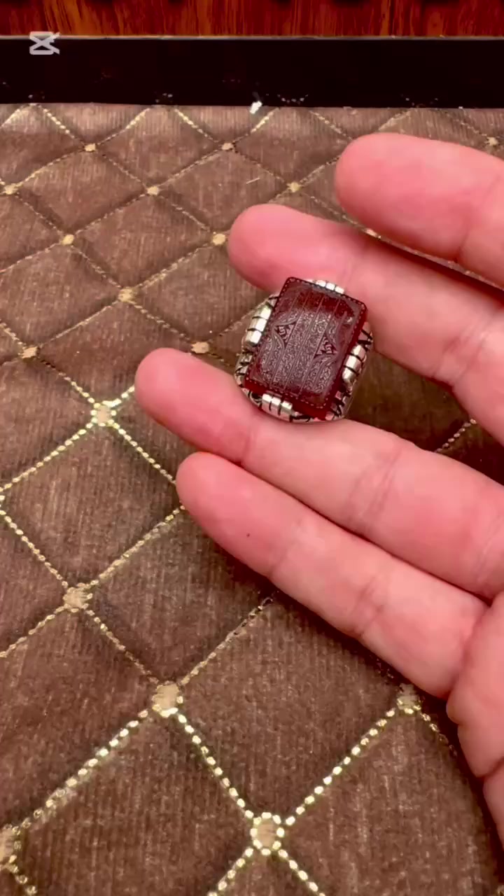 خط الكبير (رؤف) صياغه العمده ولصاعد حديث لسوق
 (الامير vip) فضخ 990 مخطوط دعاء الفرج
إلهي عَظُمَ البَلاءُ وَبَرِحَ الخَفاءُ وَانكَشَفَ الغِطاءُ وَانقَطَعَ الرَّجاءُ وَضاقَتِ الأرضُ وَمُنِعَتِ السَّماء وَأنتَ المُستَعانُ وَإلَيكَ المُشتَكَى وَعَلَيكَ المُعَوَّلُ في الشِّدَّةِ وَالرَّخاءِ، اللهُمَّ صَلِّ عَلى مُحَمَّدٍ وَآلِ مُحَمَّدٍ اُولي الأمرِ الَّذينَ فَرَضتَ عَلَينا طاعَتَهُم وَعَرَّفتَنا بِذلِكَ مَنزِلَتَهُم، فَفَرِّج عَنَّا بِحَقِّهِم فَرَجاً عاجِلاً قَريباً كَلَمحِ البَصَرِ أو هُوَ أقرَبُ ؛ يا مُحَمَّدُ يا عَليُّ يا عَليُّ يا مُحَمَّدُ إكفياني فَإنَّكُما كافيانِ وانصُراني فَإنَّكُما ناصِرانِ يا مَولانا يا صاحِبَ الزَّمانِ الغَوثَ الغَوثَ الغَوثَ، أدرِكني أدرِكني أدرِكني، السَّاعَةَ السَّاعَةَ السَّاعَةَ، العَجَلَ العَجَلَ العَجَلَ، يا أرحَمَ الرَّاحِمينَ بِحَقِّ مُحَمَّدٍ وَآلِهِ الطّاهِرينَ.


**إذا كنت صاحب هذا الإعلان وتريد حذفه لأي سبب، رجاءا أرسل رسالة إلى الدعم الفني**