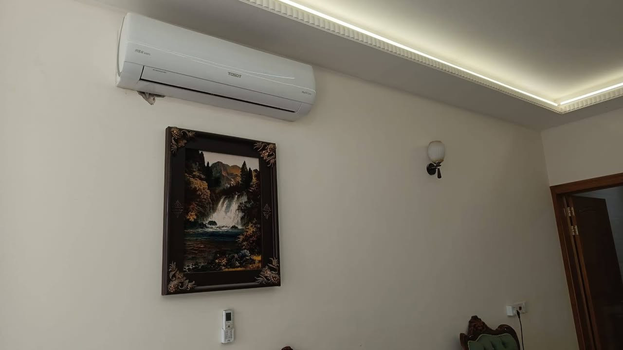 بيت مساحه 100 متر للبيع طابقين الاول معزول والطباق الثاني معزول...حي الاطارات السعر 155
للتواصل 
***********
