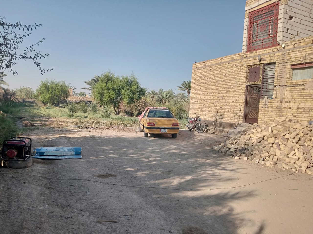 سلام عليكم ارض زراعيه سند 25 المساحة دونم واربعميه  مع بناء 2بيوت مساحه البيت 200متر العنوان طريق ديوانية دغارة قرب البانزين خانة تعبد عن الشارع العام 500متر هاتف ***********
