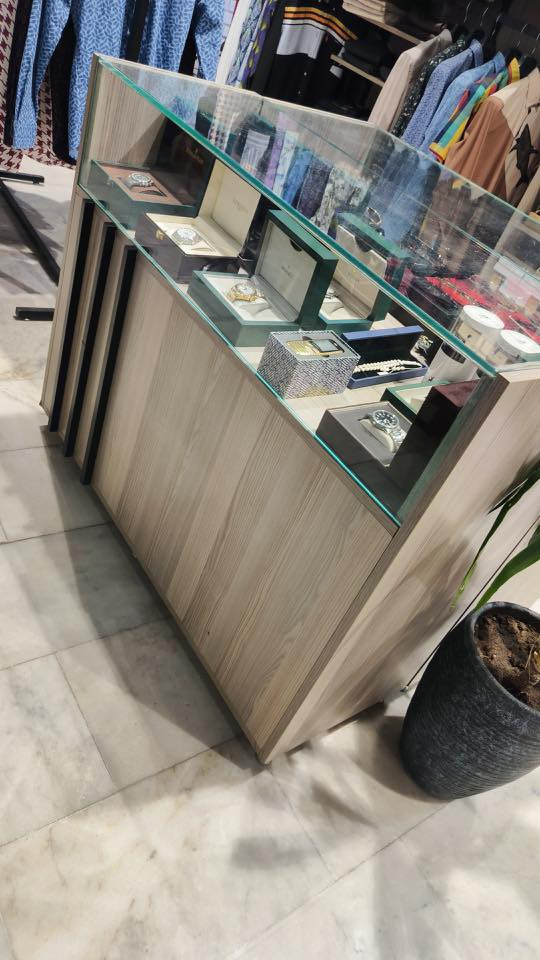 السلام عليكم
عندي ديكور واثاث محل رجالي كامل رفوف تعاليك سجج ستاندات مليكانات للبيع 
سبلت عدد 2 طن انفيرتر LG 
للتواصل فقط واتس اب ***********
