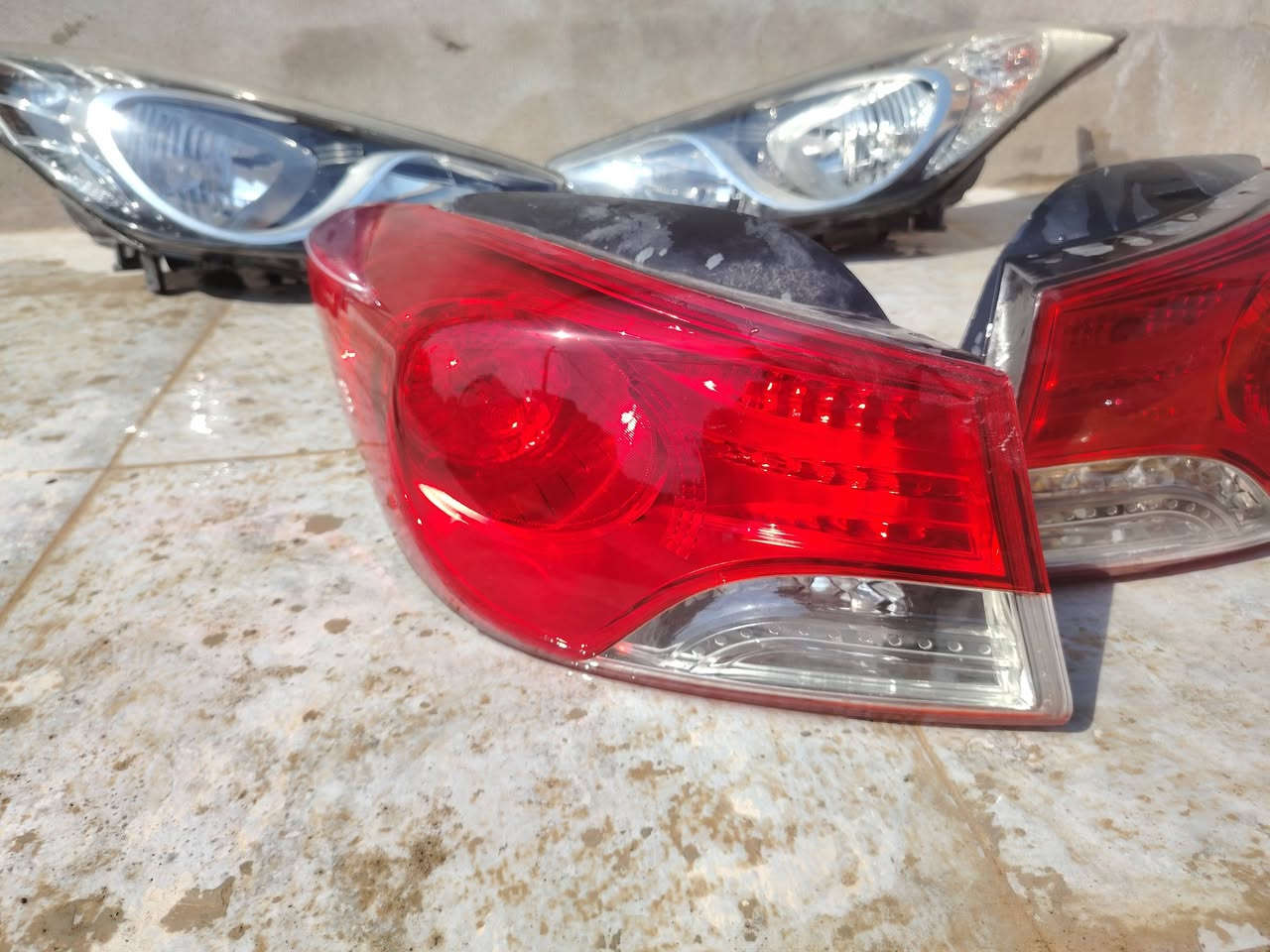 للبيع 
لايتات اصليات وبكلايتات  طخم مال انترا مظلع
رايدهم ١٢٥ الف وبيهم مجال
***********
