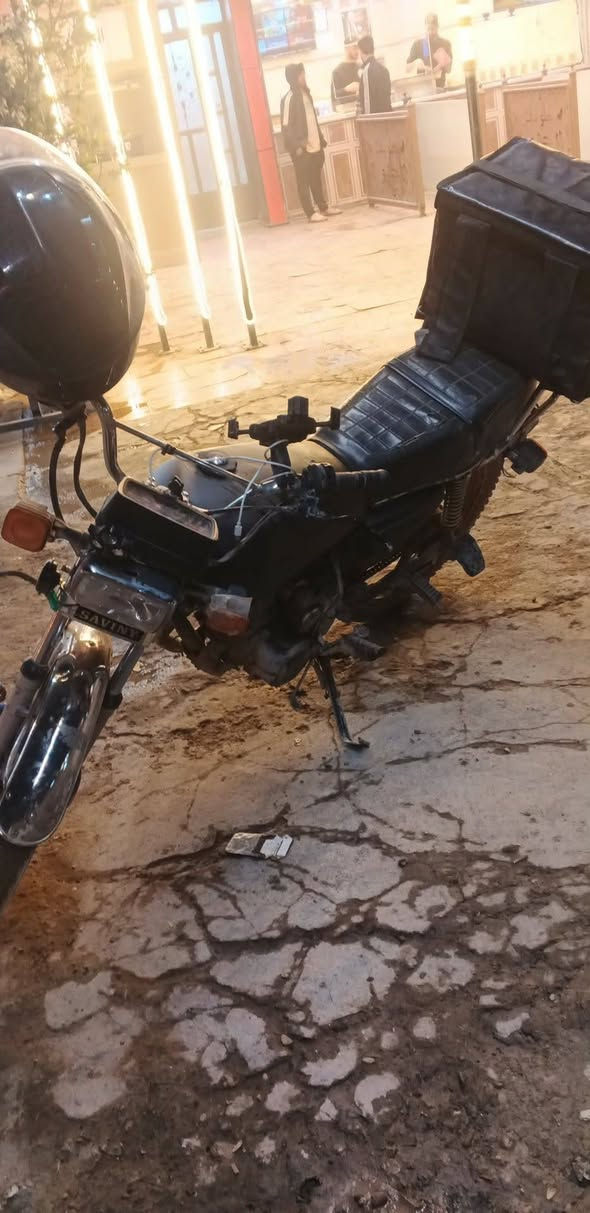 السلام عليكم دراجه ايراني
5 كير للبيع مابيهه نقص كلشي شغال كهربائيات نكره
صلف دراجه شلعه ومحرك يخبل سعر 350
***********
