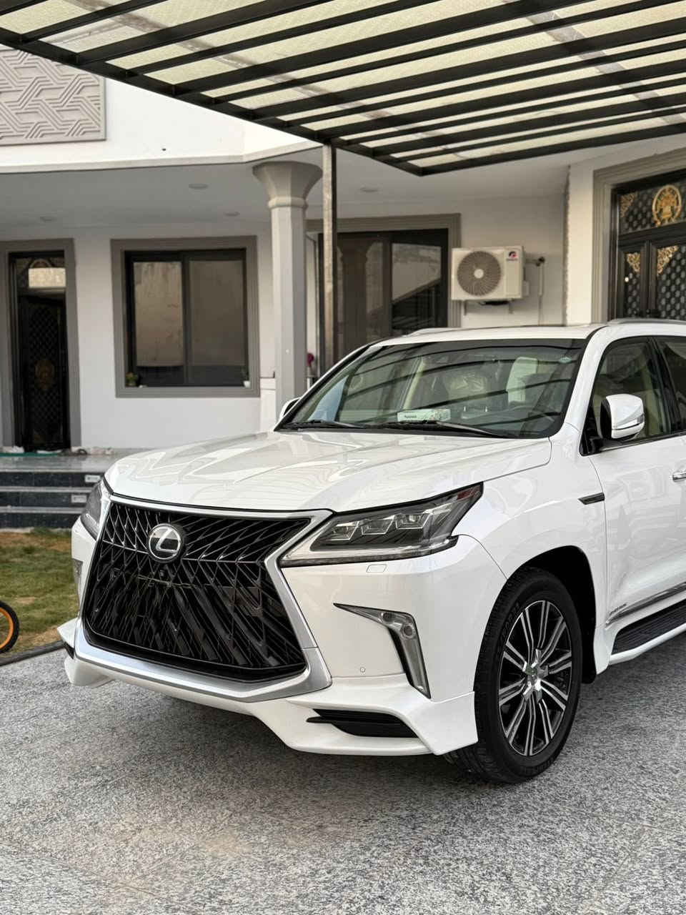 ليكزز LX 570 موديل2017بريم فول مواصفات داخل بيجي سياره تحفه ماشاالله هيبة بالشارع بدون بارد  , بدون رصعات ,بدون حتي شخط 
بدون ضربة 
سياره رمل مابيه  ،باقيه سياره كلها بشرط
سياره بل بل كارتون  ماشاالله

ماشيه (100) الف كيلو حقيقي بشرت  

💎 ســعــر 700 وبيه مجال  ::  

فول فول مواصفات
بصمه ، الانزيلاق ، شغال ، كشن جلد و هيتر
راس ديفيدي ، كاميرات ,ثلاجه , زينون ، جلد جاف تدفئيه شفط ، التبريد خزينه ،نظام ايكو ،سبورت ، حساسيه الديك الموخره ،مرايات ، الفتحه ، باب خلفي جك ، رادار امامي .....)
محرك كير  بشرط مامفتوح
سياره حيل نظيفه كلشي علي بلاد لوك
 السنويه بشرط تحويل و 
سياره مابيها دينار مصرف كامل من كل نواحي
نظافه 100 ٪؜ كامل بدون نقص  سياره اي نقص مابيها   
مكان السياره البصره ***********
