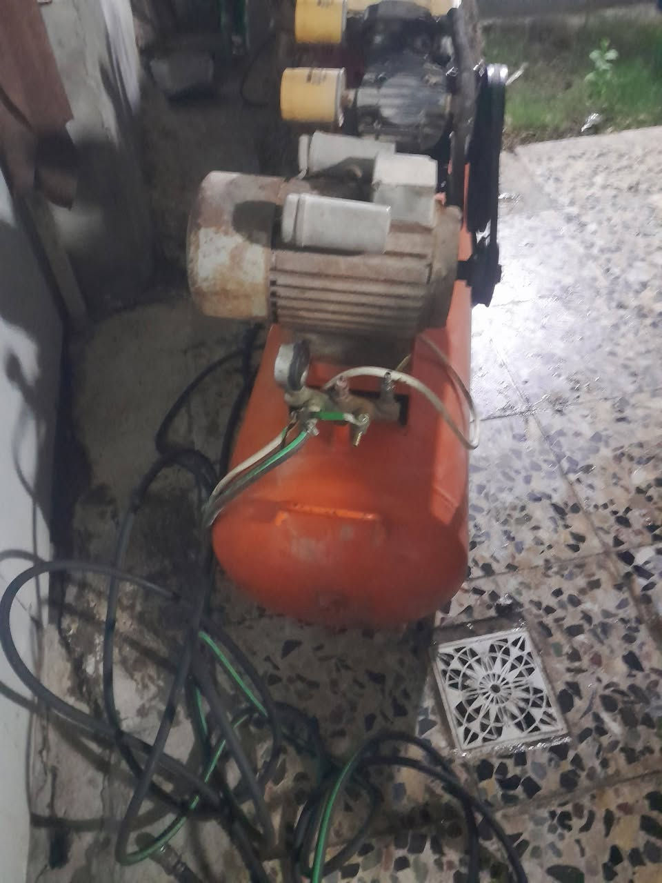 سلام عليكم خالعه اصليه بلاديه ٥ دوسات زائد كمريسر ١٥٠ لتر كهرباء بانزين بي ماطور كهرباء اصلي ماملفوف ابلادي كلش نضيف مععه صونده هواء ٢٠ متر زائد كيج هواء جك مسدس هواء كوسره بنجر كل نضيف لستفسار اكثر *********** السعر مليون
