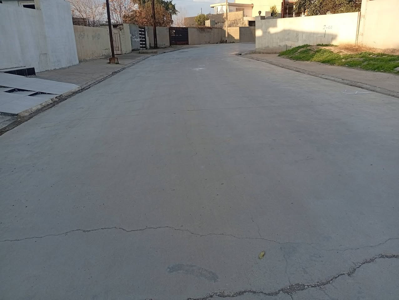 دار سكني للبيع رقم زراعي مساحة البيت 200 متر متكون من غرفتين نوم وهول مع حمام  وتواليت غرفة استقبال درج داخلي وبيتونه ومطبخ وحوش وتواليت خارجي موقع البيت قضاء الدبس دور الشركة قرب بيت محامي شاهر الحمداني السعر 30 مليون ***********
