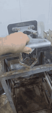 السلام عليكم . مكشارة بتيتة نظيفة استعمال قليل ٣٠٠ 
قطاعة فنكر نظيفة حديد ثقيلة ١٠٠
***********
