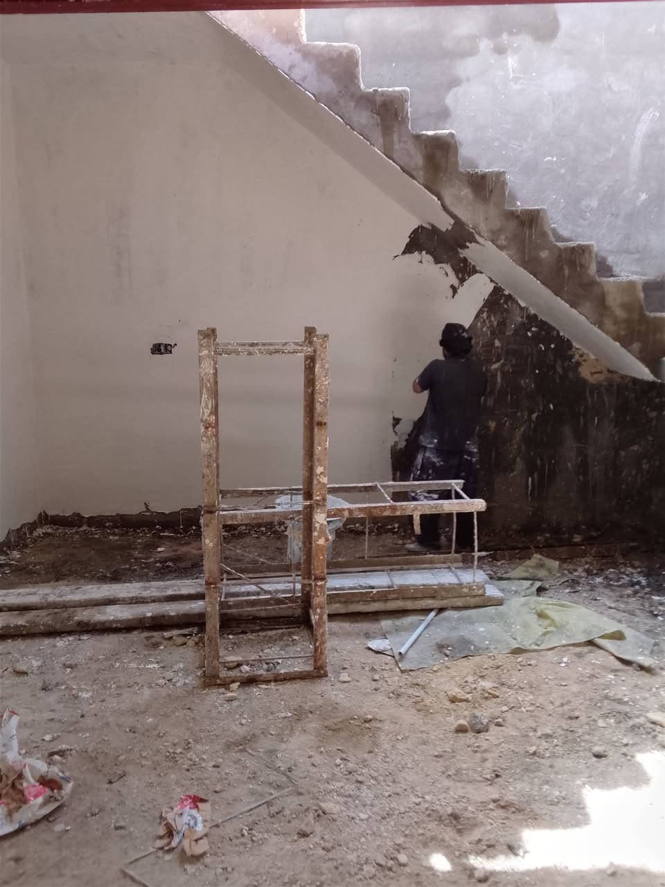 سلام عليكم خلفه الباخ وبياض وجص متفرق الي عنده الباخ يخابرني ويدلل ***********
