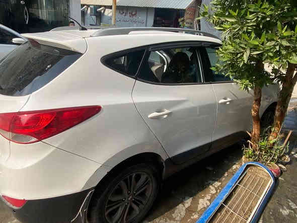 السلام عليكم
توسان موديل 15 سياره جديده نضيفه مال جناي بيها جنطه وبنيد بس صبغ فقط سياره جديده مرتبه السعر 135 رقم اربيل  ماشيه 200 الف مكينه وكير كفاله السونار موجود بل صور مكانها بغداد الدوره 
للتواصل ***********
