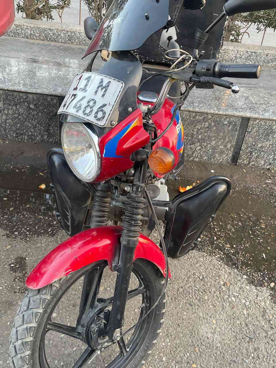 السلام عليكم بوكسر موديل 21 رقم وسنويه لوحات انكليزي تحويل ثاني يوم
الدراجه بيها مكينه مال 23 نظيفه لانضوح ولا تنقيص ولا تبخير
مابيها اي نقص فقط الكيلو متر متوقف
عنوان بغداد حي اور السعر. 1800 وبيها قليل
***********
