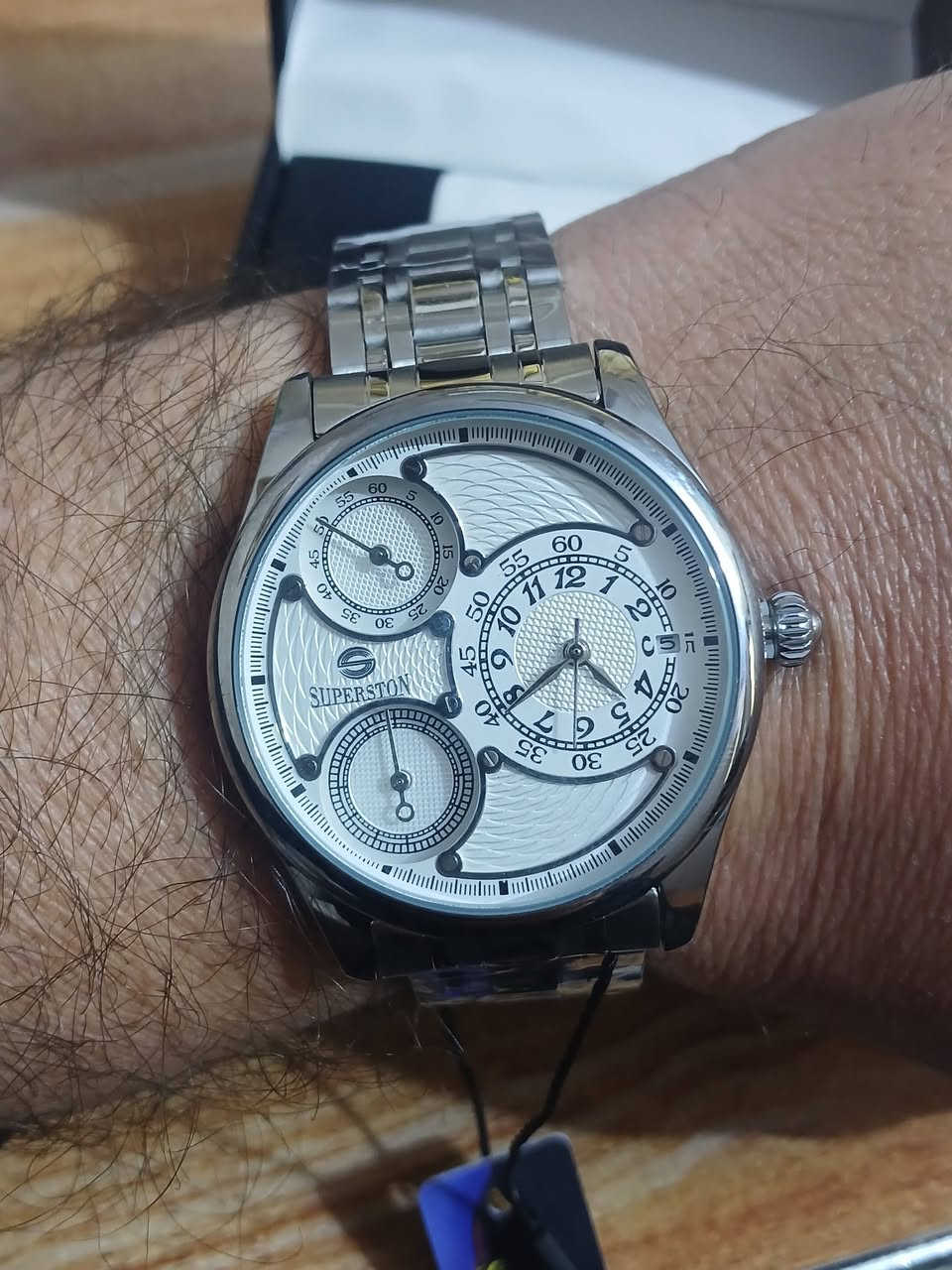 ساعه باله سوبر ستون دبل مكينه سناتر شغاله كوالتي ثقيل الوزن
السعر 27 الف مع التوصيل بالعافيه الي ياخذها 
المواصفات الرئيسية للساعة:
المادة: هيكل وسوار من الفولاذ المقاوم للصدأ (Stainless Steel).
المحرك: تعمل بنظام الكوارتز (بطارية)، وغالباً ما تحتوي على ثلاث بطاريات لتشغيل كل ميناء على حدة.
الزجاج: زجاج صلب مقاوم للخدش.
المميزات: مقاومة للماء وتصميم يجمع بين الكلاسيكية والعصرية.


**إذا كنت صاحب هذا الإعلان وتريد حذفه لأي سبب، رجاءا أرسل رسالة إلى الدعم الفني**