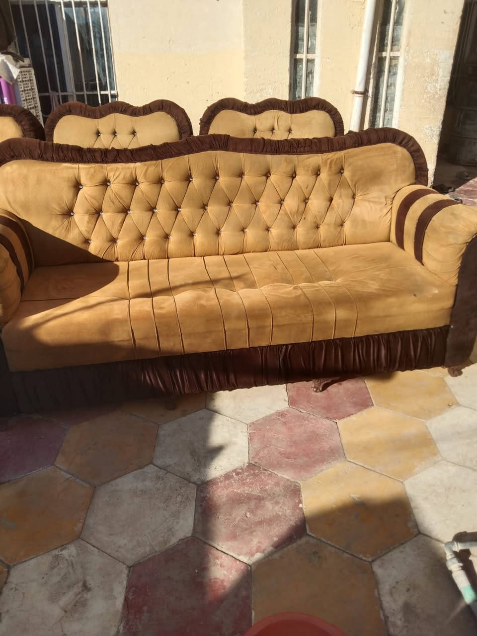 السلام عليكم ورحمة اللة وبركاته عندي هذا الديوان ما دري شسمه بس هوه تزكام شغل عراقي عندي ترميم بالبيت وأريد ابيعه.اتصل وبيك خير وتدلل  ***********.مكاني بابل القاسم
