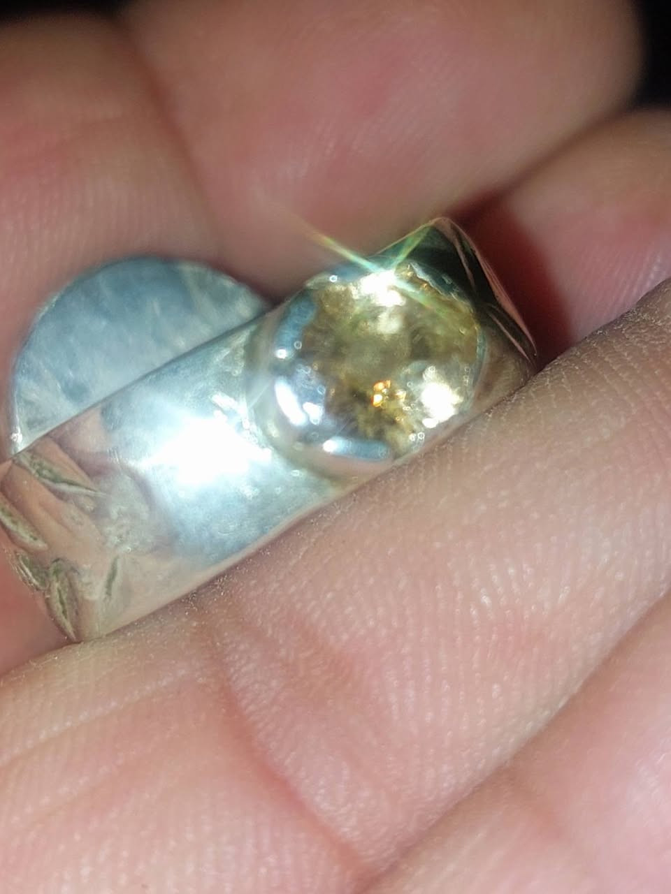 #فوائد #حجر #البلور (#الكوارتز #الكريستالي) #تشمل  #جميع #الوان #البلور  ***********☎️👉  الحجر المعروض حجر بالور طبيعي ولون مميز مطعم بحجر  الزركون الطبيعي بلونه الزهي  العسلي وبي هواي فوائد الزركو
#من #اهم #فوائد #حجر #الزركون #الطبيعي 👇
تعزيز التركيز ،تحقيق التوازن،تخفيف التوتر والقلق ،تنضيم 
الهرمونات،لتحسين العلاقات والرخاء. 
#فوائد #حجر #البلور #وخاصيته👇👇👇🌴🌴
تعزيز صفاء الذهن والتركيز، وتنقيتها للطاقة، وتقوية النوايا، وتحسين الاتصال الروحي، بالإضافة إلى استخدامه في موازنة الشاكرات، والمساعدة في الشفاء العاطفي والجسدي، وتعزيز الإبداع، وجذب الوفرة، وارتداء أنواع مختلفة منه (مثل الأزرق، الأصفر، الأخضر، الوردي، الأسود) يرتبط بفوائد محددة مثل تخفيف القلق، تعزيز الثقة، جذب الثروة، والهدوء، بحسب لونها وطاقتها. 

الفوائد العامة للبلور الصفر والخضر والسود  (الكوارتز الشفاف):
صفاء الذهن والتركيز: يساعد على التخلص من التشويش وتعزيز التفكير الواضح واتخاذ القرارات.

تضخيم الطاقة والنوايا: يعمل كقناة للطاقة العالمية، مما يعزز ويضخم نواياك وأهدافك.

الاتصال الروحي: يرتبط بـ شاكرا التاج ويعزز الاتصال بالذات العليا والوعي الأسمى. 

فوائد حسب لون البلور:

البلورات الصفراء (مثل البيريت، الكالسيت): تعزز الإبداع المالي، الثقة بالنفس، وتساعد في تحديد الأهداف المالية وجذب الوفرة.

البلورات الزرقاء (مثل الأنجليت): تهدئ المشاعر، تخفف القلق، وتساعد في الشفاء النفسي والجسدي.

البلورات الصفر والوردي   (مثل الكوارتز: مفيدة للشفاء العاطفي، التخلص من الحزن والتوتر، وتعزيز 
محتوى مترجَم — الكوارتز الكريستالي الكوارتز الشفاف، أو الكوارتز البلوري، حجر كريم متعدد الاستخدامات وقوي، متوفر في جميع أنحاء العالم. يُعرف هذا الحجر بجماله الشفاف...

محتوى مترجَم — بلورات زرقاء للشفاء تشتهر البلورات الزرقاء بخصائصها العلاجية، إذ تُعالج المشاكل النفسية والجسدية. تُهدئ البلورات الزرقاء الفاتحة، مثل الأنجليت، 

محتوى مترجَم — الشفاء بالبلورات الوردية بلورات الشفاء الوردية مفيدة بشكل خاص للشفاء العاطفي. فهي تساعد على التخلص من التوتر والمخاوف والحزن، مما يفسح المجال 

استكشف 23 بلورة بيضاء: خصائص علاجية واستخدامات روحية - مركز التميز

محتوى مترجَم — بلورات بيضاء لشاكراتك البلورات البيضاء فعّالة بشكل خاص في تنشيط وموازنة شاكرا التاج ، المسؤولة عن التواصل الروحي والتنوير. غالبًا ما يتوافق المعنى ا...

أفضل 10 بلورات سوداء: التعريف بها وفوائدها واستخداماتها

محتوى مترجَم — 5. ديوبسيد النجم الأسود ديوبسيد النجم الأسود معدن نادر ينتمي إلى مجموعة البيروكسين. يتشكل على شكل بلورات سوداء قصيرة ذات نمط نجمي مشع يُرى عند قطع ا...
بيريت - الحجر المحظوظ ربما لأنه يشبه الذهب، يُعرف البيريت بأنه الحجر الكريم الأساسى للحظ والثراء 

البلورات الخضراء - معناها الروحي وخصائصها العلاجية - دجونا وشركاه
محتوى مترجَم — فانظر إن كان مدرجًا في القائمة! لقد جمعنا لك معرضًا للأحجار الكريمة الخضراء الرائعة مع اسم كل حجر. استمتع! ... عقيق الطحلب حجر يُقال إنه يُنعش الروح...

"حجر البلور" وهو حجر زجاجي شديد البياض .. وإن حك وليس هناك فرق بينه وبين البلور ... الخضر او شوهبي او الحمر 

ومن خواصه يزيل ثقل اللسان .. ويفتت الحصى ويطلق البول شربا وتعليقه في اليد اليمنى قيل أنه يسهل قضاء الحوائج ويزيل الرعشة تعليقا والله تعالى أعلم ...

أسئلة أخرى

ما فوائد حجر البلور؟

ما هو أقوى حجر روحاني؟

ما هو الحجر البلوري؟

ما هي الأحجار التي كان يلبسها الرسول؟
حجر البلور" وهو حجر زجاجي شديد البياض .. وإن حك وليس هناك فرق ... بالوانه البيض والخضر والحمر انادر والصفر للميز 

حجر البلور الصفر  النادر 

حجر البلور: جماليات وألوان الأحجار الكريمة فا هوه شفاه  للعصاب وهدو البال وتركيز  وقوي النضر بالتركيز 
الكوارتز الزهري هو حجر الحب غير المشروط الذي يساعد على فتح القلب وجذب روابط صادقة ذات مغزى. الكارنيليان المعروف بخصائصه النشطة النابضة ...
المساعدة في تخليص العقل من الأفكار السلبية · إظهار التواضع والإخلاص والحكمة الروحية · تعزيز قوة الإرادة والاختيارات الصحية · المساعدة على النوم وإزالة الغموض عن ...
حجر الشمس حجر كريم بلوري وذو لون اصفر ☀️او احمر ☄️او نحاسي او اخضر ☘️ويكون لامعا. جدا يطلق عليه لقب حجر القيادة، الذي يمنح القوة 
  يساعد في تحسين التواصل، تهدئة الأعصاب، تعزيز الذكاء الروحي، وتقوية الثقة بالنفس. كيف يمكن التحقق 

يخفف من القلق النفسي.⚡ يرتبط حجر البلور الجندلي ببرجي الجوزاء- الاسد- له ...

يساعدك هذا السوار في تحسين حالتك المزاجية وتصعيد ذبذباتك الايجابية ويمنع الخوف والقلق والرهاب الاجتماعي ويساعدك في طرد لخبطة 

 #منقوش #خط #حترافي 
#فالله #خير #حافظا #وهو #ارحم #الراحمين
