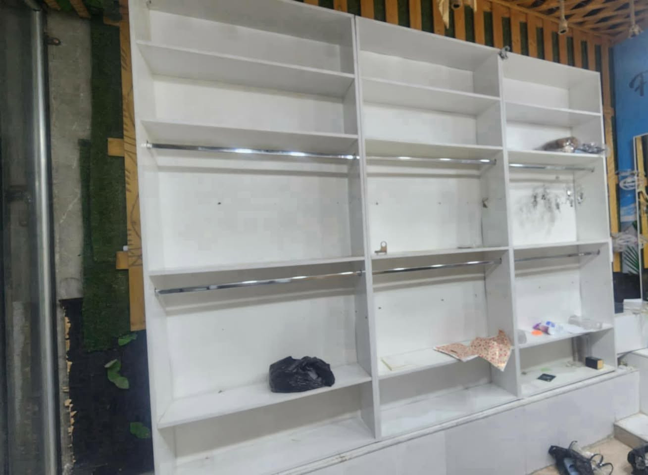 فاترنات للبيع عدد 4 الطول مترين و اربعين و العرض متر واحد 
رقم الهاتف : ***********
