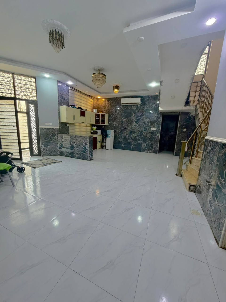 بيت للبيع القبله حي الرشيد ركن على شارع 12 وشارع 9 مقابل خدمات  يتكون من 3 ثلاث طوابق البناء طابوق بالكامل  مساحته١٤٠متر الواجه 10 متر والنزال 14 يتكون من 6 غرف سنه البناء 2023 السعر 275 وبيه مجال
 الطابق الاول غرفه1 صاله ومطبخ وصحيات خارجيه وداخليه واستقبال كبير 
الطابق 2 يتكون من 3 غرف وصاله وصحيات 
الطابق 3 يتكون من 2 غرف وصاله وصحيات

مقابيله قطعه خدميه مساحتهه١٠٠متر
للاستفسار الاتصال على ***********
