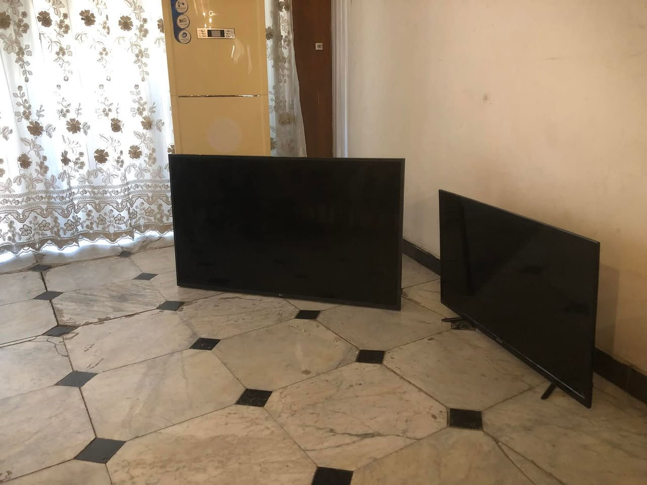 سلام علكيم بلازمه حجم 55 والثانيه حجمهه 42 اعتقد 
بيهن عطل تصلحهن ويشتغلن
السعر 200 اللاتصال ***********
