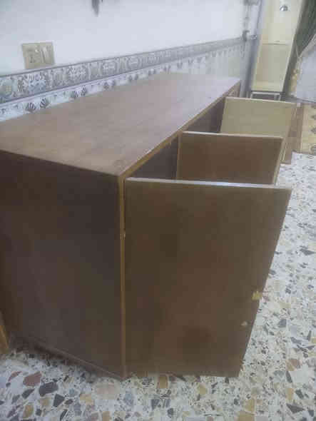 سلام عليكم من رخصة الادمن للبيع بوفيه 4 ابواب ارتفاع متر وطول 180 كربلاء طويريج السياحي خشب صاج داخل وخارج شغل درجه اولى نقص قفل واحد فقط سعر 150 وبيها مجال ***********
