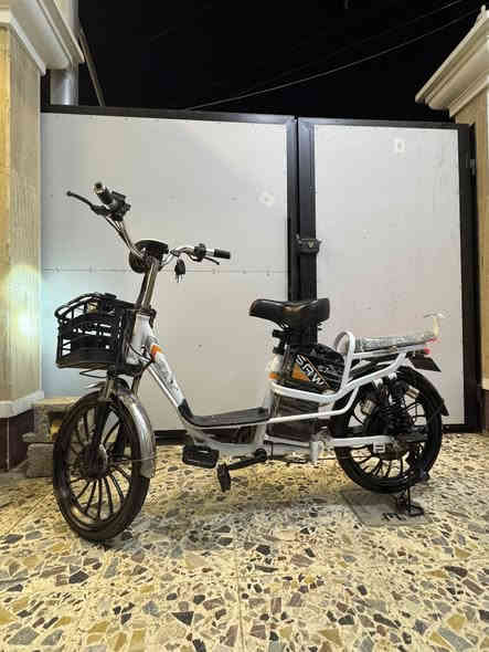 السلام عليكم باسكل حجم ١٤ للبيع مانقص اي شي كله شغال هورن لايت أربع نمر  بطاريات جدد وعلى فحص شرط سعره ١٥٠ ألف تجي وشوف نضافته عنوان رمادي تأميم قادسيه الأولى اتصال على رقم ***********
