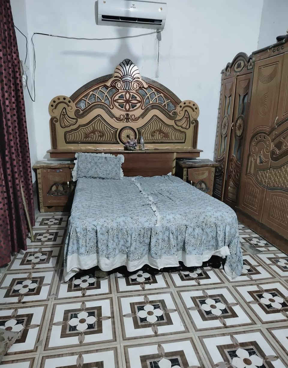 سلام عليكم بيت للبيع مساحته 200 زراعي بي 2 غرفه وصاله ومطبخ وطارمه يم الحقل الغاز الحولي الجديد *********** واهذا رقم
