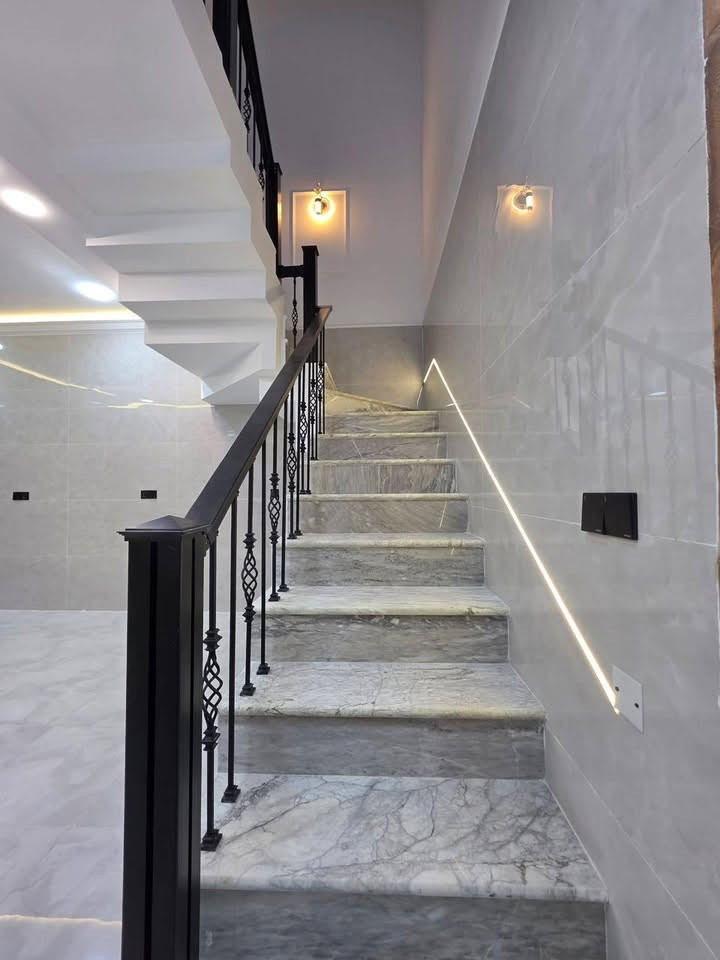 ## 🏠 بيت مميز للبيع في حي الجهاد (ديوان الاصيل) 
📍 **الموقع:** بغداد - حي الجهاد / منطقة ديوان الاصيل
📐 **المساحة والأبعاد:*
 * **المساحة الإجمالية:** 100 متر مربع ✨
 * **الواجهة:** 5 متر 📐
 * **النزال:** 20 متر 📐
### 🧱 تفاصيل وتقسيم البيت:
 * 🚪 **المداخل:** يحتوي على **مدخلين منفصلين** لتوفر خصوصية تامة لأهل البيت والضيوف.
 * 🛋️ **صالة استقبال** واسعة ومريحة + 🍳 **مطبخ** بتصميم استغلالي ذكي.
 * 🛏️ **غرف النوم:** 3 غرف نوم موزعة بشكل ممتاز.
 * ☀️ **التهوية والإضاءة:** يحتوي على **ترك وسطي** يضمن دخول الضوء الطبيعي والتهوية لجميع الغرف.
 * 🪟 **الشبابيك:** شبابيك البيت بالكامل مصنوعة من **الألمنيوم** الفاخر.
 * 🚽 **الخدمات:** حولي داخلي + **مجموعتين صحيات كاملة** (عدد 2) 🛁.
📞 **للمعاينة والاستفسار، يرجى الاتصال بنا:
📱 ***********
***********
