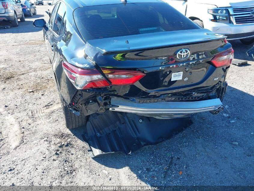 السلام عليكم من رخصت مدير الكروب سيارة كامري موديل 2024 حادث موضح في الصورة السياره كامله من كلشي سياره زيرو السعر 230 بيه مجال اتصال عله هذا الرقم ***********
