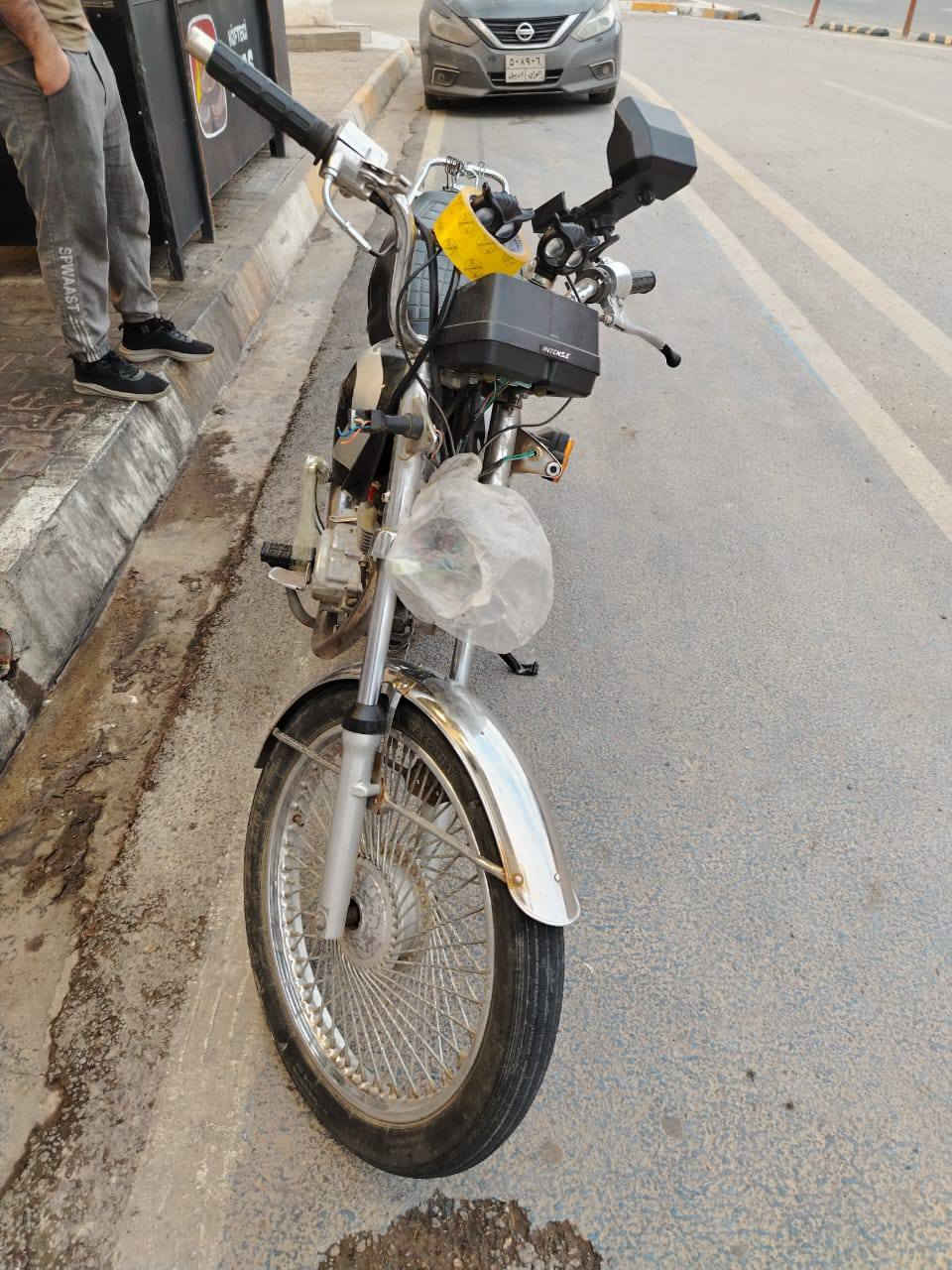 سلام عليكم 
دراجه ايراني أربعة گير نامي برو موديل 17 للبيع او المراوس مكينه مفتوح خير من الله لا صرف لا بخار فقط.الهندر خربان سعر 225 للاستفسار *********** 👍🫡
