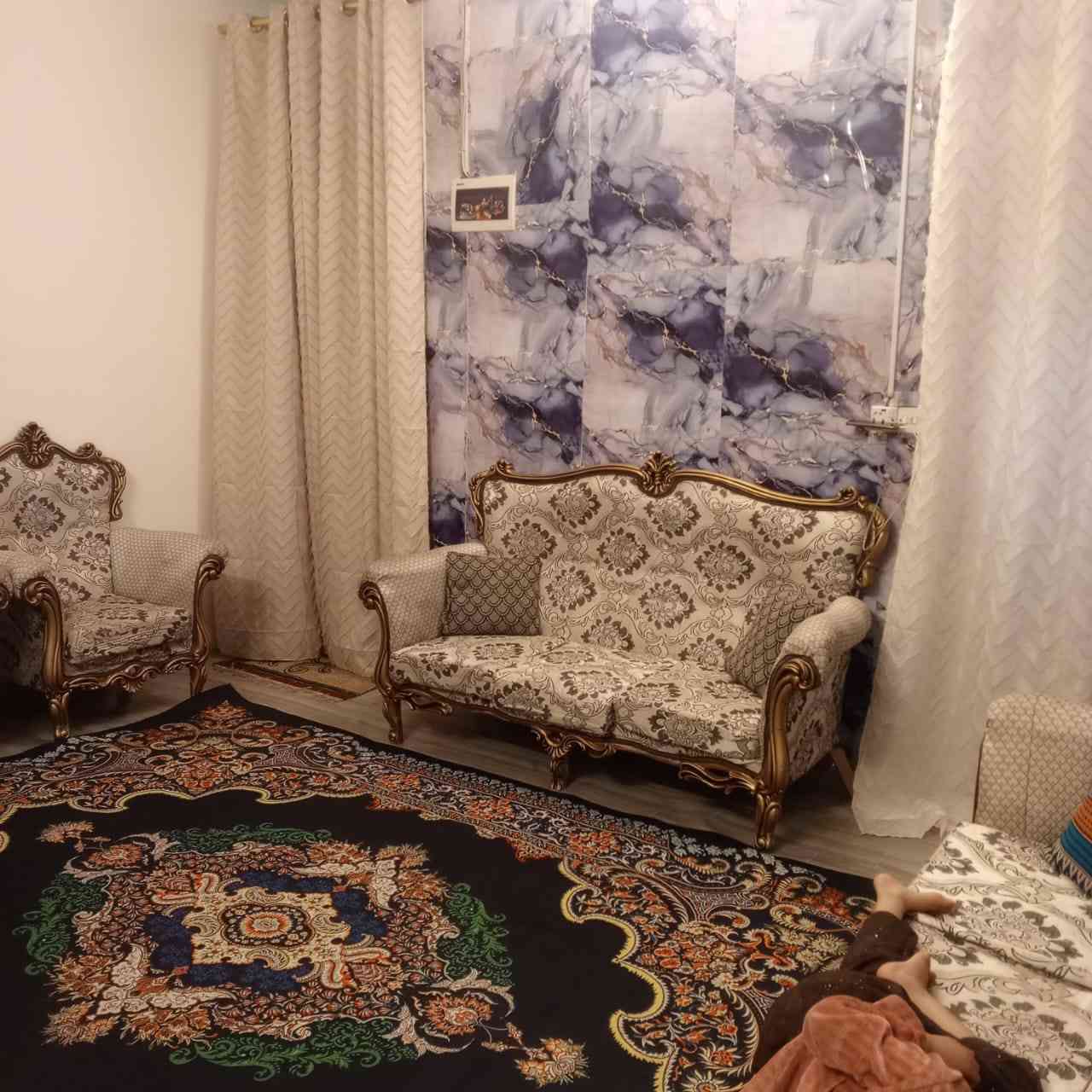 السلام عليكم مكلف بنشر بيت للبيع 300متر بحي الأمين الاوله مقابيل حسنيه سفينه النجاه قريب عشارع شارع تبليط مجاري كافه الخدمات للاستفسار اتصال *********** مكلف بل نشر
