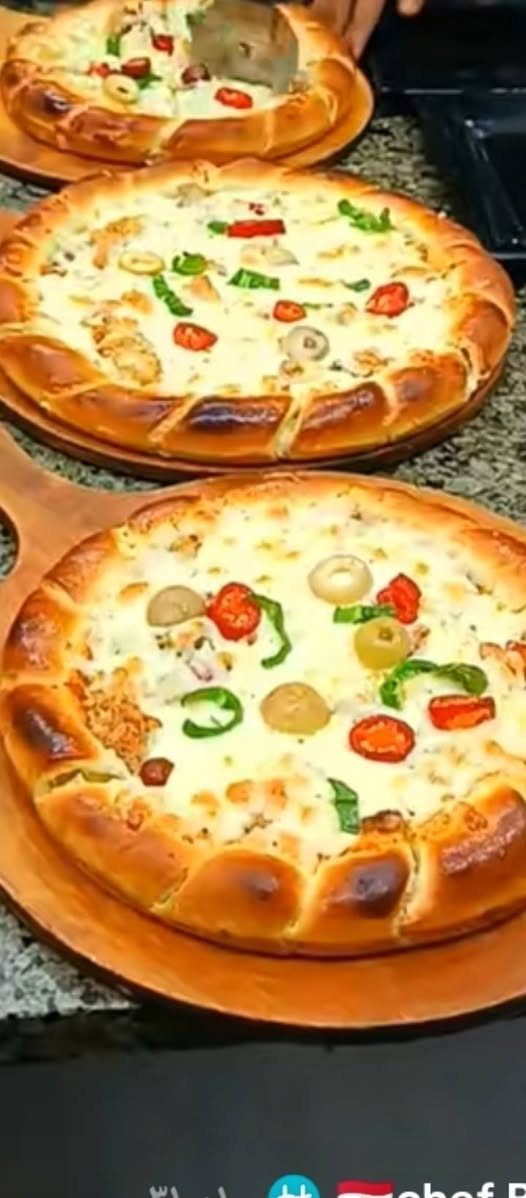 يقدم لكم لحم بعجين البركه عروضات بيتزا إيطالي شرط شغل درجة اولى طعم وذوق جرب وشوف  للحجز مفتوح من ساعه 12 ظهر الى ساعه 9 ونص مسائا يوجد توصيل كل 3 بيتزا حجم وسط بي 12)  وكل 3 بيتزا حجم كبير عائلي بي 15 مع بطل ببسي مجانا يوجد كل انواع البيتزا موجود ( يوجد توصيل للحجز على الرقم المنشور ( ***********
