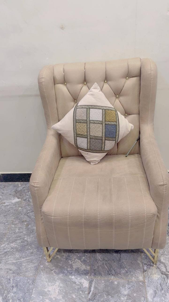 السلام عليكم تخم قنفات شغل عراقي درجة أولى نظيف جدا طويلة عدد1 3 مقعد وحدة 2 مقعد كرسي عدد2 المكان زيونة السعر 400 الف وبي مجال ***********
