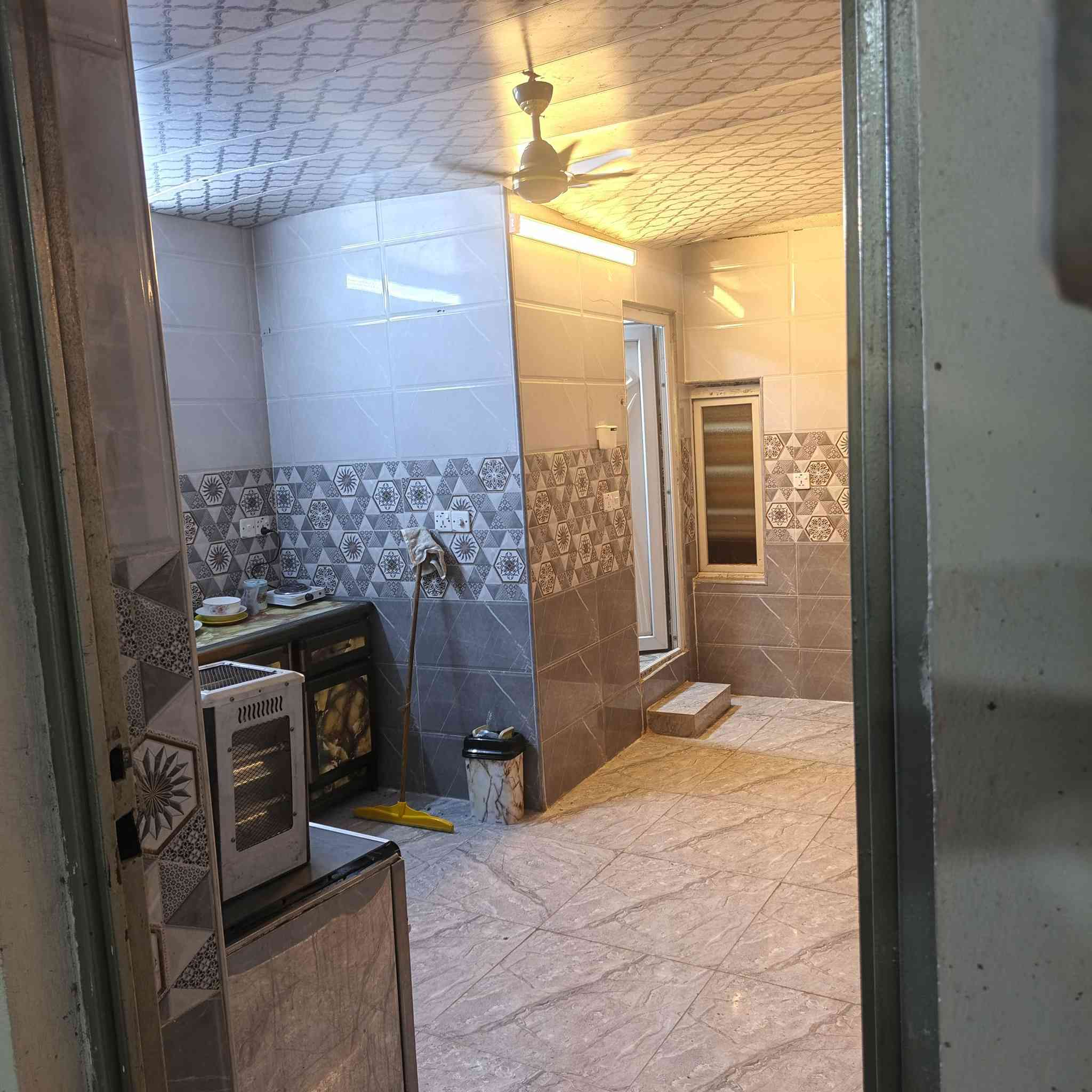 سلام عليكم شقه عدد غرفه وحده + وخدماته اموضح كلشي بلصور شقه بيه كيزر بيه خط مولد شقه كامله بس تجي بس تكعد + دوره شارع 60 سعره 400 +هاد رقمي ***********
