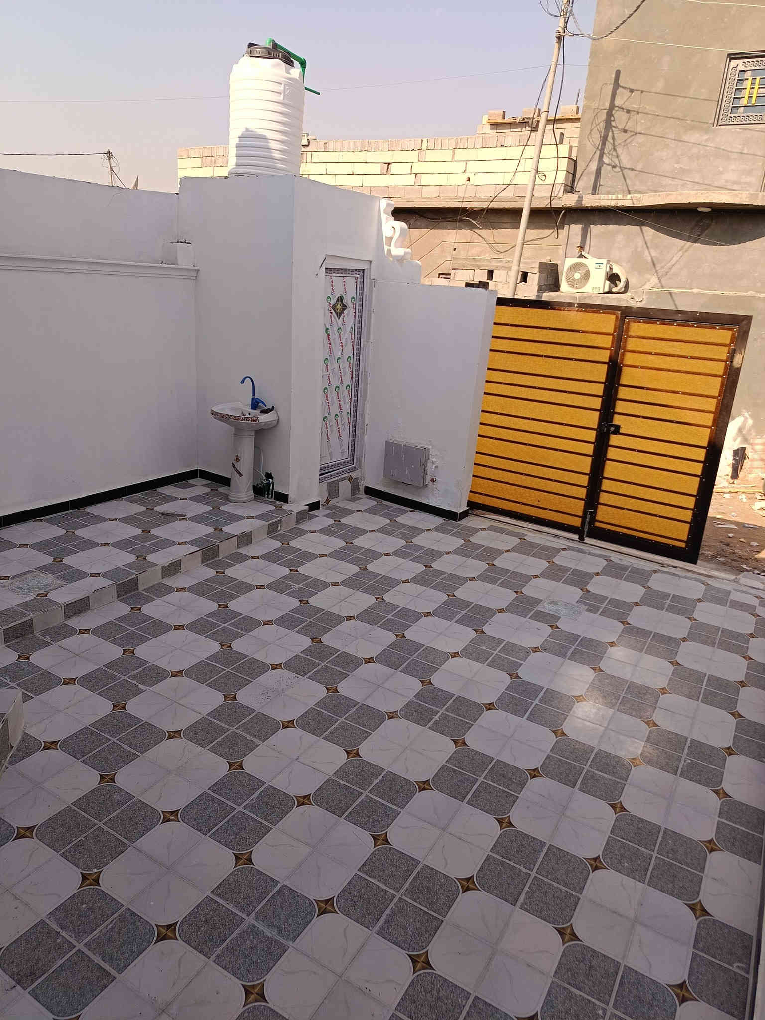 ♦️يعلن مكتب عقارات المسار
***********
عن دار للبيع 🏚️ 
في شط العرب شارع الصقر 
♦️المساحة 175
♦️بناء درجة أولى بلوك 
♦️يحتوي البيت ع غرفتين+ صاله +مطبخ + دوانيه + حمامات داخليه وخارجيه+ 

♦️السعر 72وبي مجال 
للاستفسار اكثر اتصل  
***********
نستقبل عروضكم دور سكينه وقطع اراضي في شط العرب فقط
