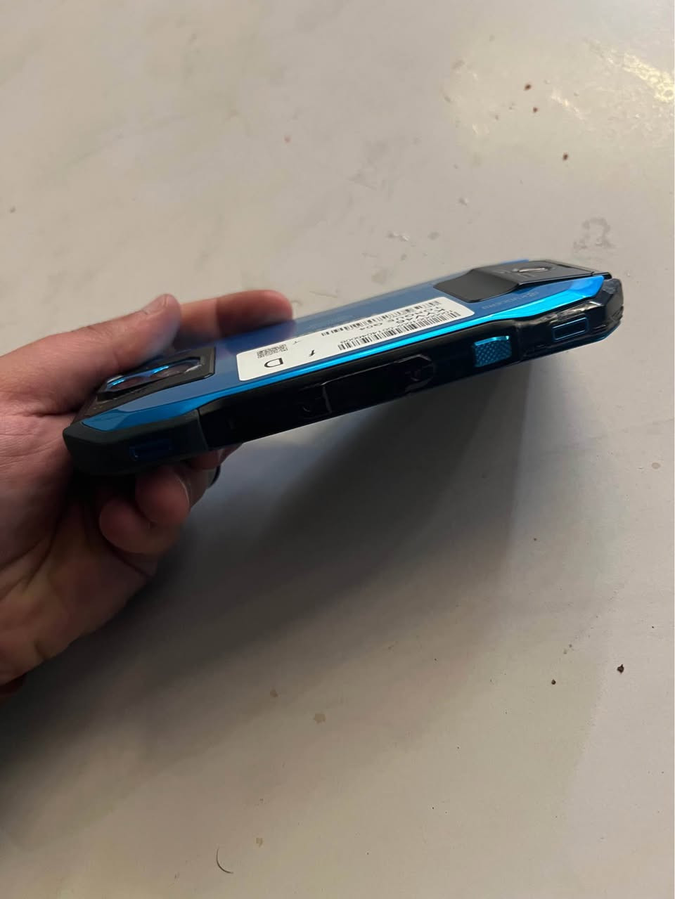 مواصفاته: Torque
يشغل 60افريم وكلش سلل انسى تعليك

* نظام التشغيل: يعمل بنظام Android 9.0 Pie.
* المعالج: مزود بمعالج Snapdragon 660 ثماني النواة. 
* الذاكرة والتخزين: يحتوي على ذاكرة وصول عشوائي (RAM) بسعة 4 جيجابايت وسعة تخزين داخلية تبلغ 64 جيجابايت. 
* الشاشة: شاشة TFT بحجم 5 بوصات مزودة بحماية DragonTrail.
* الكاميرا: كاميرا مزدوجة بدقة 24 ميجابكسل. 
* البطارية: سعة البطارية 2940 مللي أمبير في الساعة.

سعر 75
عنوان بغداد دورة 
رقم *********** بغداد, العراق
