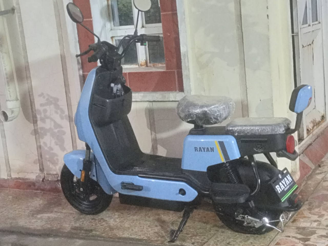 السلام عليكم دراجه شحن  للبيع 2025 ✅   محافظه النجف
4باتري حجم صغير✅
اشارات يمين ويسار ✅
بريكات امامي خلفي✅
شاشه ايباد ✅ 
البطاريه يابانيه اصليه✅
الحجم 14 ✅
اللون سمائي  ✅
سرعته 40حقيقي ✅
 بايدر مساعد عند نفاد الشحن ✅
تشغيل عن بعد ✅
جهاز انذار عن السرقه ✅
قفل تاير خلفي ✅
تمشيك بل شحنه الوحده 30 كيلو متر 
السعر :400 وبيه مجال 
الاستفسار ***********
