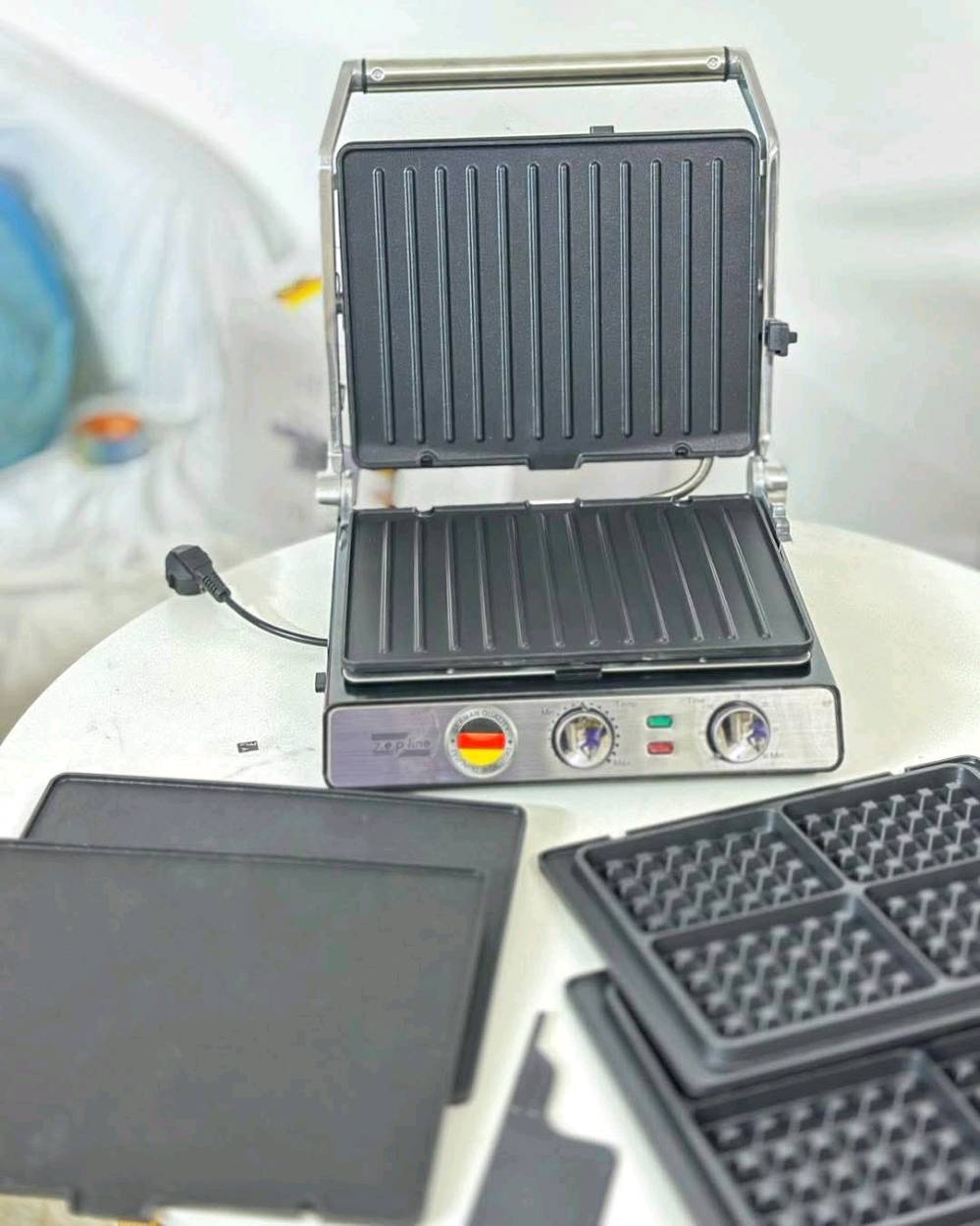 وفرنالكم كابسة فد شي مميز ومختلف 
كابسة صاج+وافل وحلويات +سياح 
اكبر حجم كابسة الحجم العملاق دبل هيترات 🔥🔥 
شركة Zef line الالمانية الغنية عن التعريف 🇩🇪 💯 

لأول مره اكبر حجم كابسة بالاسواق 💥
كابسة صاج + صانعة وافل وحلويات 
 🧇🧇 بقوالب منفصلة سهلة التنظيف 
💎 طلاء كرانيت زيتي غير قابل للالتصاق – لتحصل على تجربة طهي مثالية وسهلة التنظيف!
💡 تصميم 180 درجة – استخدمها كمنقلة كهربائية لتحضير أشهى الأطباق!
🔥 دبل جوك للتحكم بالحرارة والوقت 🕒 
🥩 متعددة الاستخدامات – مثالية لشوي الدجاج، الستيك، البرجر، الهوت دوغ، والمزيد.
✨ هيكل خارجي من الستانلس ستيل – متانة وأناقة مع مجرى تفريغ الدهون للحفاظ على نظافة مطبخك.
⏳ ضمان لمدة سنة – لأنك تستحق الجودة التي تدوم.

🎉 اطلبها الآن وتمتع بتجربة طهي فريدة ومثالية في منزلك