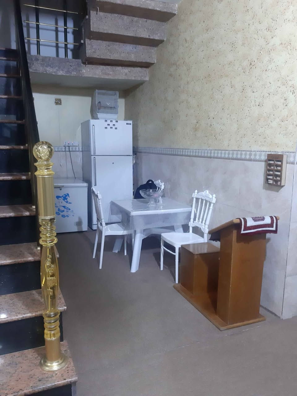 بيت للبيع المساحه 220 طابق واحد غرفتين نوم وصالة ومطبخ وحمام خارجي وحمام داخلي وهول واستقبال وصالة داخليه وكراج كبير ومخزن عل السطح 
للأستفسار الأتصال عل الرقم *********** كربلاء, العراق
