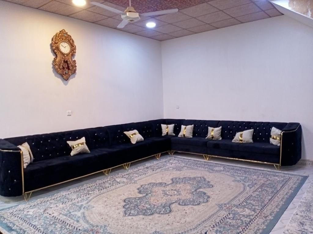 السلام عليكم
تخم ونص حطاطه عراقي شغل درجه اولى 15 مقعد 

نظافه 100‎%‎
السعر ب 450 وبي مجال 
مكانه تكريت حي القادسية - الشهداء 
للأستفسار  /.  ‭0772 910 6793‬
