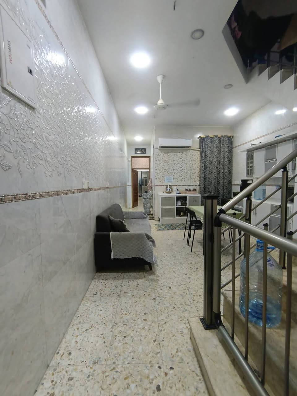السلام عليكم توفر عندي بيت 114 متر جبهه 4ونص/ نزال 27 /زراعي البيت طابق واحد منطقة كامله كل الخدمات مي مجاري كهرباء تبليط موقع البيت البلديات الضباط خلف الصحفيين قرب مدرسه زين القوس منطقة حي الامير 
للاستفسار *********** الرد واتساب ماسنجر أو الاتصال على الرقم حسن للعقار
