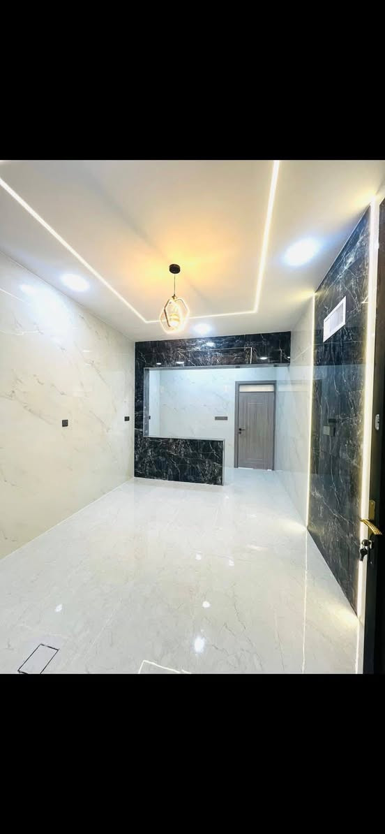 � #عروض #مكتب #الحارث #الحديث 🏡
📍 الموقع: الموصل – [حي-الملايين-الاولى]
⚡بعد-جامع-صواف
📐 المساحة: [150-متر- واجهة-7/5]
🛏️ عدد الغرف: [5- غرف- نوم-طابقين]
🛁 عدد الحمامات: [2-حمام ]
🍽️ مطبخ + صالة + كراج + سطح 
✨ المميزات:* سنة-البناء-2026
✅ صنف اللعقار -بستان-ملك-صرف
💸 السعر: [ يُذكر عند التواصل / او الاتصال ]
✨ -اكتب-كلمة-تم-وصلك-سعر
📞 للاستفسار والمعاينة اتصلوا بنا على الأرقام التالية:
***********
***********
📍 موقع المكتب سايدن التعليم العالي 
📍 الموصل – وقرب معمل أصب وتربيه رابعه
✨يرجه -متابعه -الصفحه-الصلكم-كل- مهواجديد
📌 نستقبل كافة العروضات داخل أحياء الموصل 

#عقارات_الموصل #دار_للبيع #الموصل #بيت_للبيع #مكتب_الحارث #الحديث   #فرصة_عقارية #الموصل
