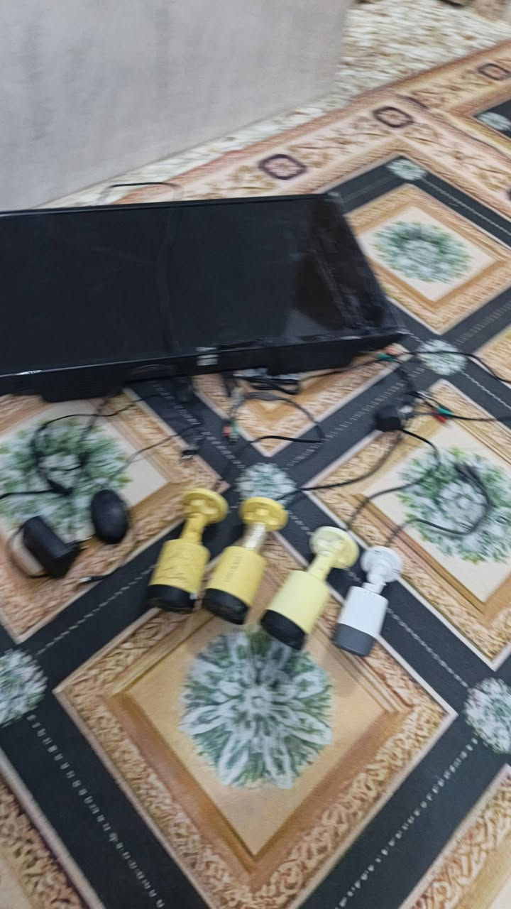 عندي شاشه وكامرات للبيع شغلات شرط ابيع ع فحص محتاج ورد ابيعهن كامرات عوزهن بس جهاز فقط  رايدهن ب 100 وبيهن مجال قليل مو سعرهن بس متوازي ع بيعتهن مكاني بابل مركز بكرلي وهاذة رقمي ***********
