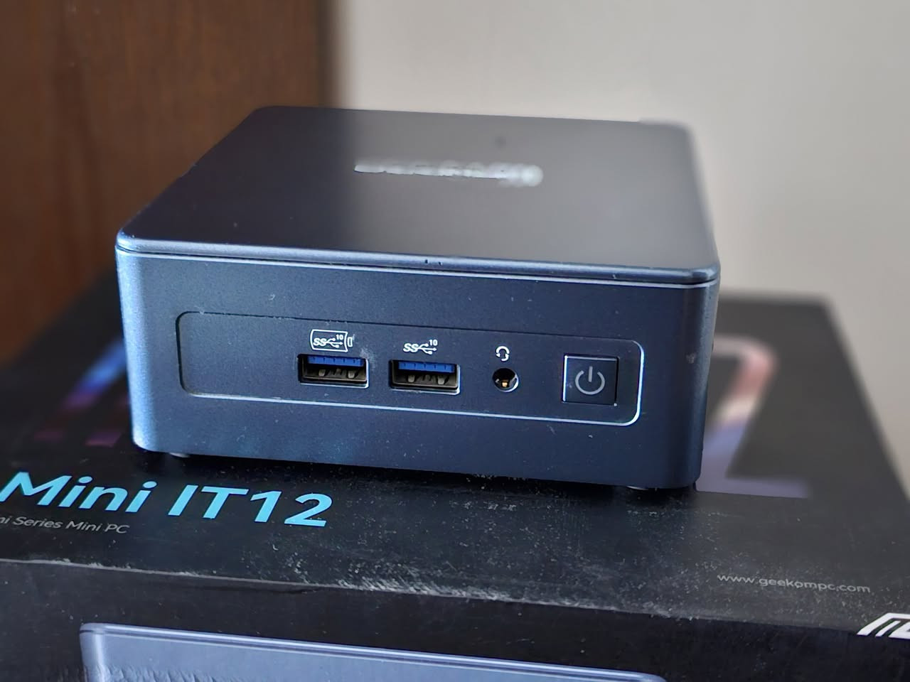 Mini PC IT12 ميني بي سي مكتبية (i5gen12)

ميني بي سي 
مستعمل مستعمل

Mini PC IT12

السعر 385 الف

مواصفات
رام ١٦ كيكا 
هارد ١ تيرا 

حاسبة مكتبية 

باقي المواصفات :
---------
Intel Core i5-12450H (12th Gen), 8 cores / 12 / threads, up to 4.4 GHz
-----------
- Graphics Intel UHD Graphics up to 1.2 GHz, 8K/60Hz support
----------
- RAM 16 GB DDR4
----------
- Storage: 1000GB M.2 SSD 
--------
Windows 11 pro 
---------
يرهم عليها ميموري كارد 
يرهم عليها هارد ساتا
يرهم عليها هارد امفي
يعني تكبر المساحه بعده منافذ
----------
مفرمت وجاهزه للاستعمال 

كامل ملحقات

متوفر توصيل


**إذا كنت صاحب هذا الإعلان وتريد حذفه لأي سبب، رجاءا أرسل رسالة إلى الدعم الفني**