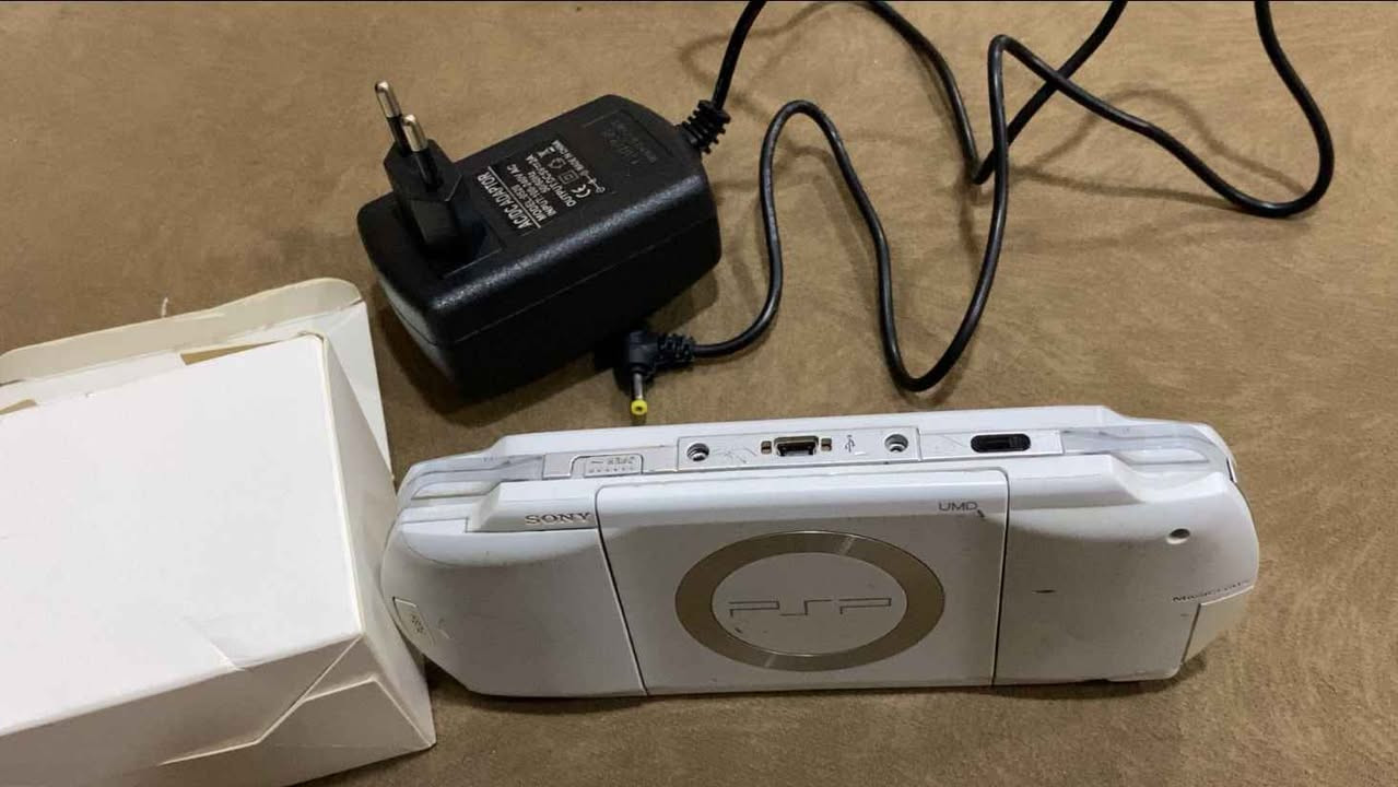 Psp 1003
بێ عەیب و بێ کێشە و هوموو دوگمەو گێڕەکەشی بەشەرت 
تەنها پاتری تازەی ئەوێت یان دەتوانی بە کارەباوە ئیشی پێ بکەیت
وایەر شەحنی ڵەگەڵە و میمۆریەکی 8 گێگای ڵەگەڵە کە پڕە لە یاری وە جوندی و و سانا درێس و چەندین یاری تری تیایە
نرخی 20 هەزار قفڵ
گەیاندنیش بەردەستە السليمانية, العراق


**إذا كنت صاحب هذا الإعلان وتريد حذفه لأي سبب، رجاءا أرسل رسالة إلى الدعم الفني**