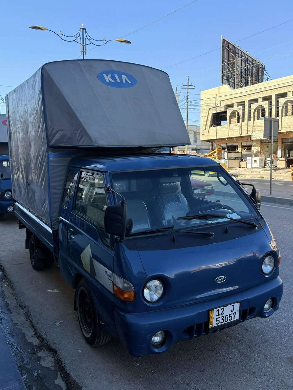 السلام عليكم 
كيات عدد 2 حمل #للبيع موديلات 200–1996 نوع هونداي مكينه وكير كياا بنكو السيارات معمرات جديد من كافه الامور رقم دولي وسنويه جديد وهزه جديده مع الچوادر كامل بأسعار جداا مناسبة 
كياا موديل 1996 ب 50 ورقه 
كياا موديل 2000 ب 60 ورقه 
شرط الوكاله والتحويل 
حصة كاز بشرط 
السنويات بأسمي شرط التحويل 
للأستفسار *********** 
مكان الكيات في الموصل شارع البكر
