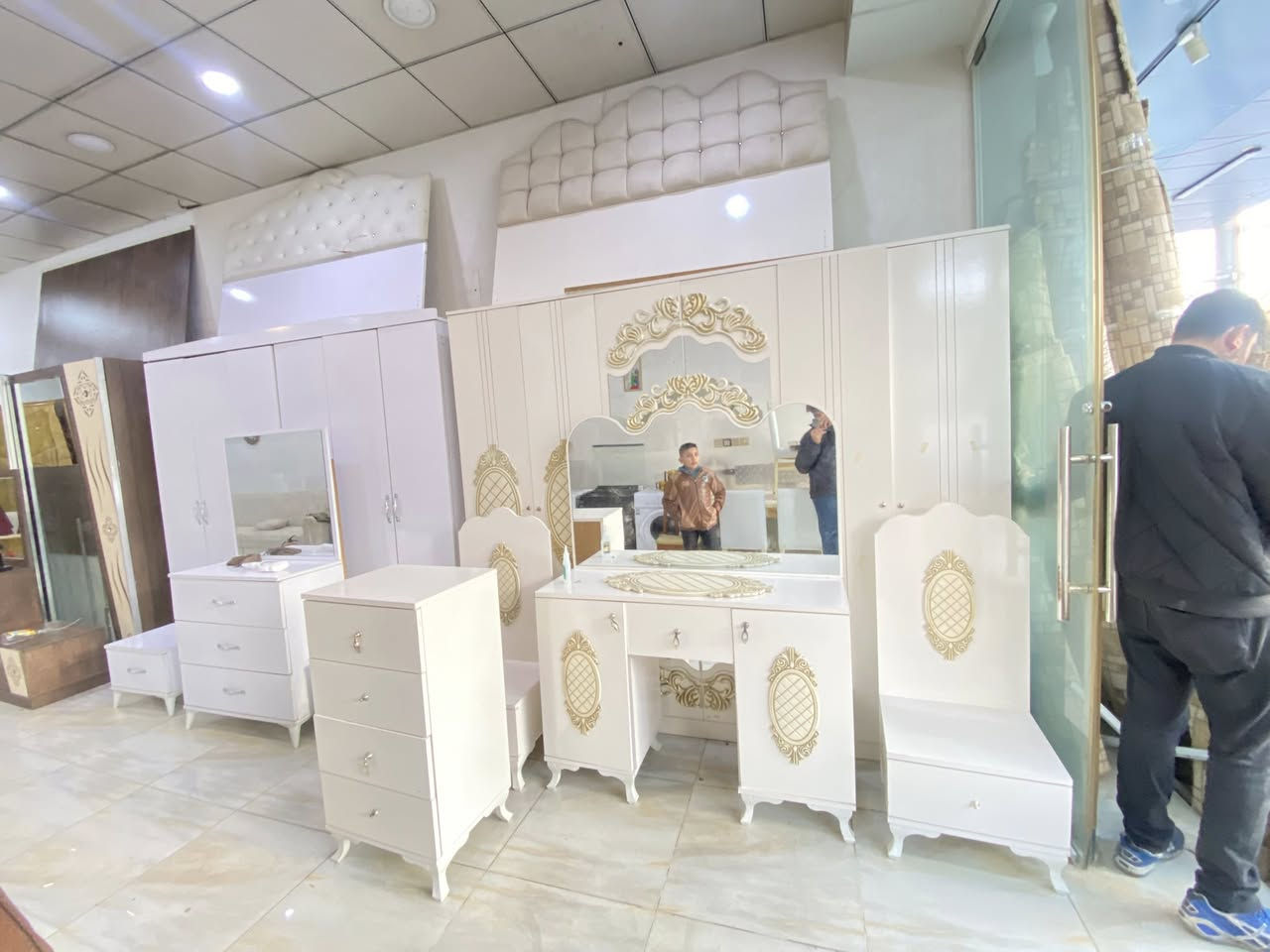 غرف نوم تركيه بي سعار مناسبه لي التوصل***********
