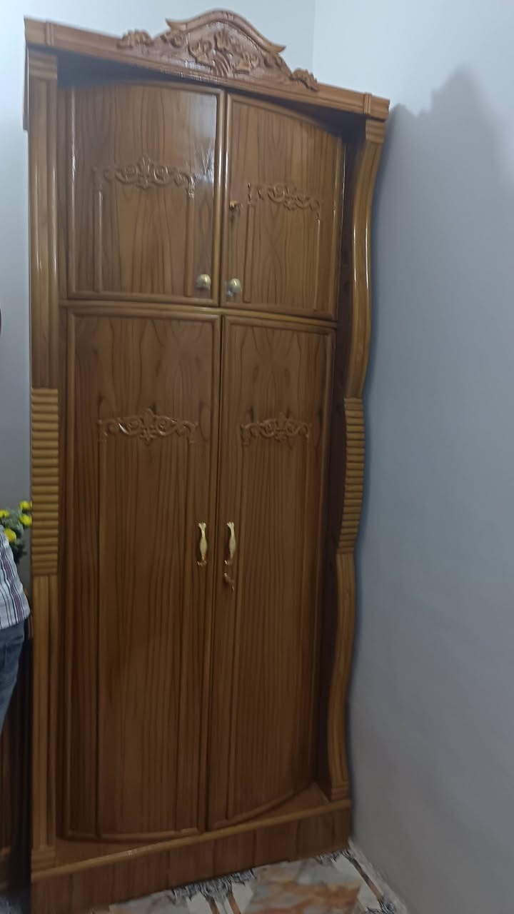 السلام عليكم غرفة اخشاب جديدة ونظيفة مستعملة فقط 4 اشهر مع ميز تواليت ايضاً جديد للاستفسار على هذا الرقم ***********
