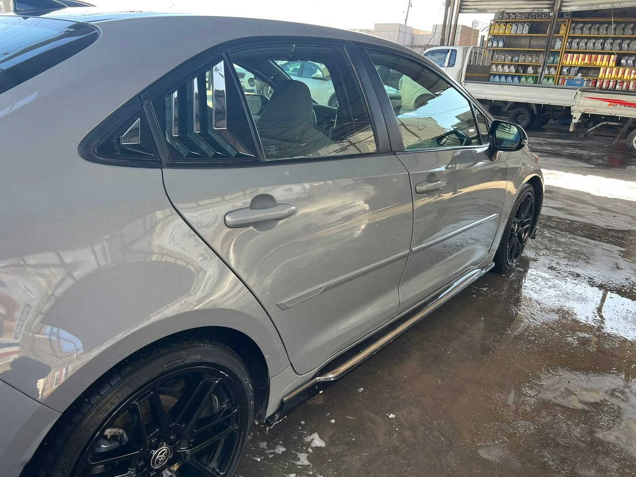 تويوتا كورولا 2022 Apex - مواصفات خاصة 🏁
للراغبين بالتميز والأداء الرياضي، سيارة تويوتا كورولا موديل 2022 فئة Apex (وارد أمريكي) بمواصفات استثنائية ولون مميز.

🔹 التفاصيل والترقيم:

• الرقم: بغداد (رقم معوقين - باسم أخي).

• الحالة القانونية: متبقي 3 سنوات فقط لتصبح حرة بالكامل.

• الضمانات: تتوفر كافة الضمانات القانونية اللازمة للمشتري.

🔹 المواصفات الفنية والجمالية:

• المحرك: 2.0 L تنفس طبيعي (نشاط واقتصادية).

• اللون: سموك (رصاصي اسمنتي) مع قمارة سوداء بلادي.

• المسافة المقطوعة: 63 ألف كم فقط.

• الإضافات الرياضية: تزويد Apex بلادي، ويل حجم 19 مميز، شفتات سرعة بالمقود.

• التكنولوجيا: شاشة وسطية (Apple CarPlay)، نظام صوتي 6 سماعات، أوامر صوتية.

• الأمان والقيادة: مثبت سرعة، تحديد مسار، تحكم مقود جهتين، نظام Auto Hold، مصابيح LED أمامية وخلفية.

🔹 حالة الهيكل والميكانيك:

• الصبغ: 3 قطع (بونيد + جاملغ أيمن + جاملغ أيسر).

• الضرر البسيط: وجود بارد بسيط جداً أسفل الباب الخلفي الأيمن.

• الميكانيك: تم استبدال الكير وهو الآن بحالة ممتازة جداً وجاهزة للاستخدام.

💰 خيارات الشراء (مرونة في الدفع):

1. النقد (كاش): 150 ورقة ($15,000).

2. الأقساط: المجموع 188 ورقة، وتفصيلها كالتالي:

• مقدمة: 80 ورقة.

• المتبقي (108 ورقة): تسدد على شكل دفعات شهرية (3 ورقات شهرياً) لمدة 3 سنوات.

📍 الموقع: بغداد - منطقة البلديات.

📞 للتواصل والاستفسار: ***********
